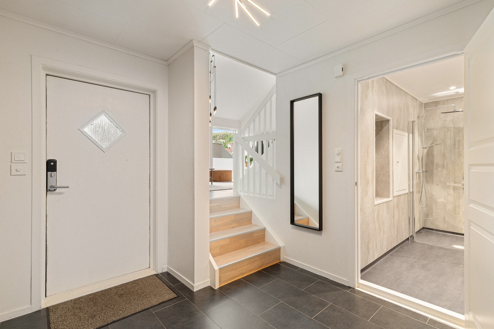 Entréen gir et lyst og ryddig førsteinntrykk, med flislagt gulv og god plass til å henge fra seg yttertøy og sko. Galleribilde
