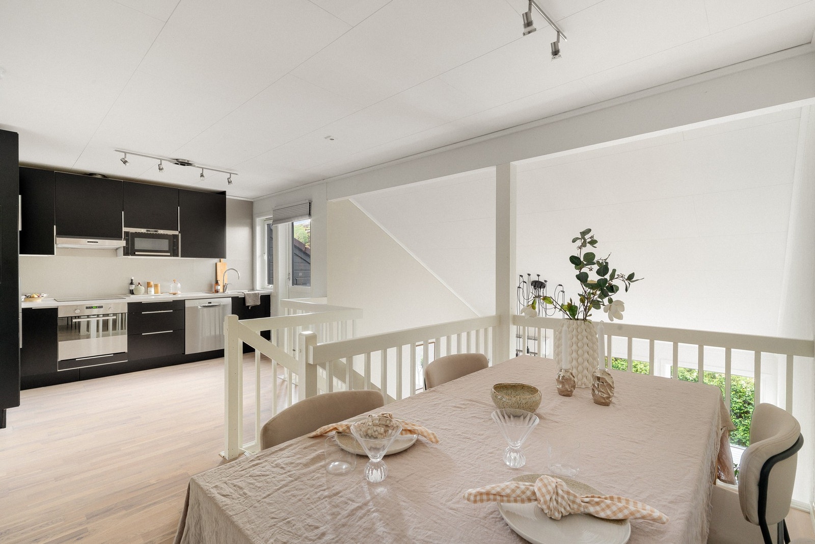 Kjøkkenet ligger i andre etasje og har en praktisk plassering i tilknytning til spiseplassen. Galleribilde