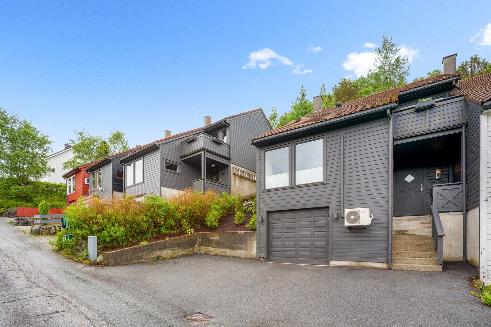 Boligen har en attraktiv og familievennlig beliggenhet på Fiskebekk i Ålgård, i et rolig og etablert boligområde. Galleribilde