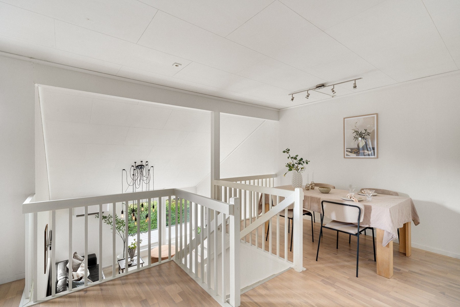 Den åpne forbindelsen mot spiseplassen gjør at stue og spiseplass oppleves som en samlet sosial sone. Galleribilde