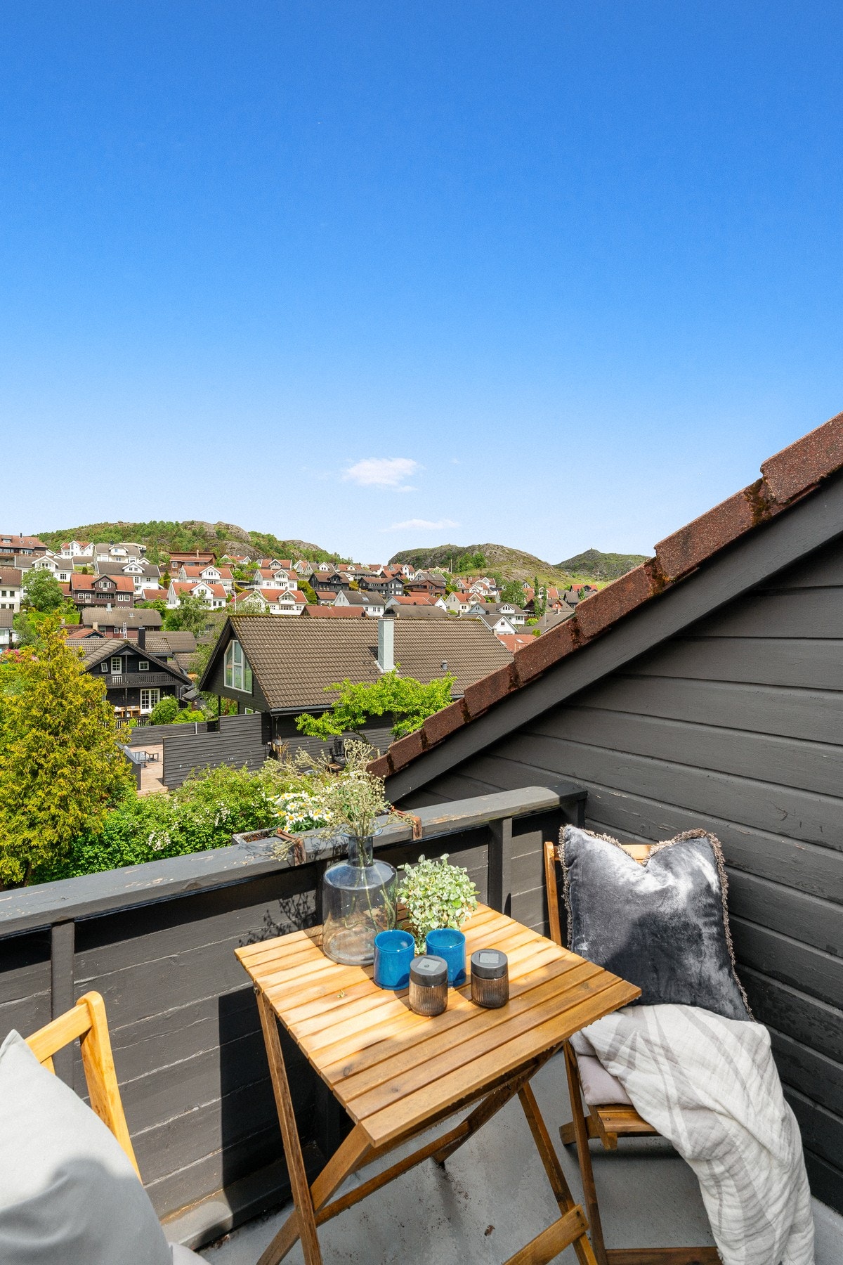 Her er det plass til et lite kafésett, og balkongen passer godt som et sted for morgenkaffe, ettermiddagspause eller kveldssol. Galleribilde