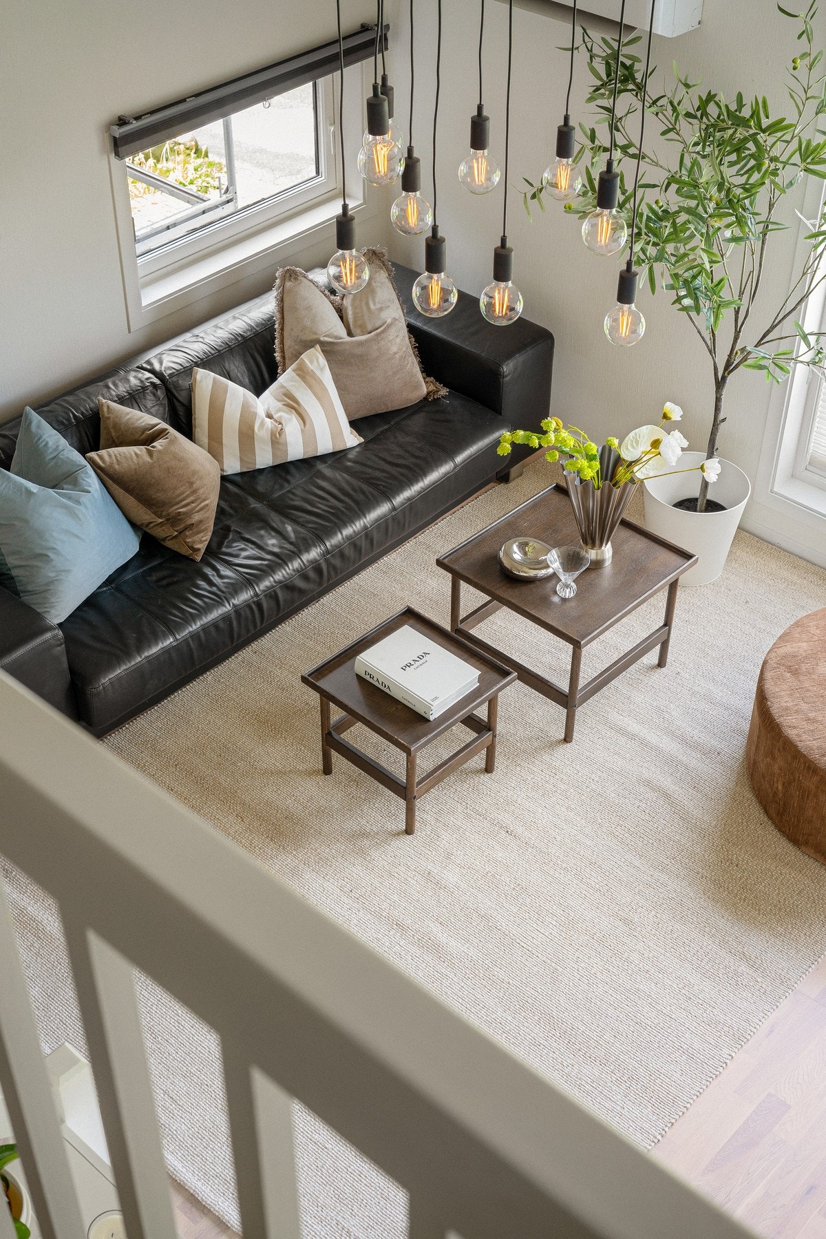 Stuen har god plass til sofagruppe og tv-møblement. Galleribilde