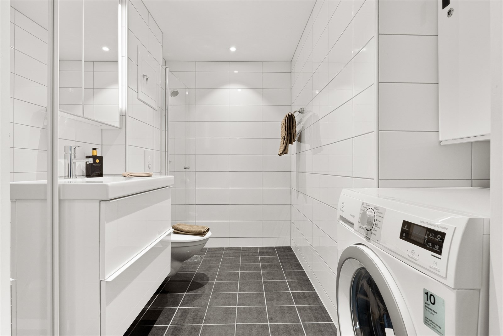 Badet er helfliset med varmekabler i gulv. Galleribilde