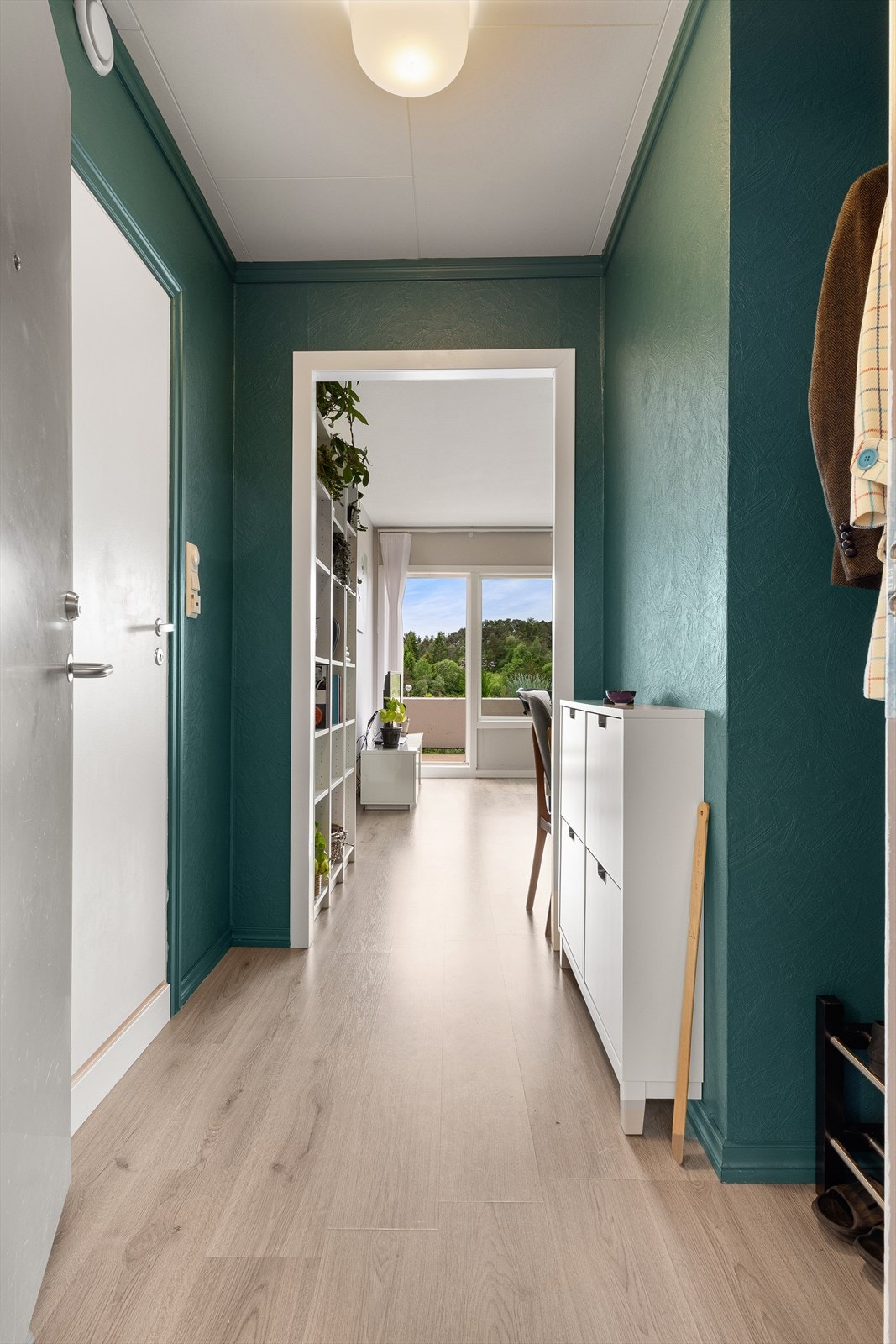 Entréen har plass til oppheng av yttertøy og sko. Galleribilde