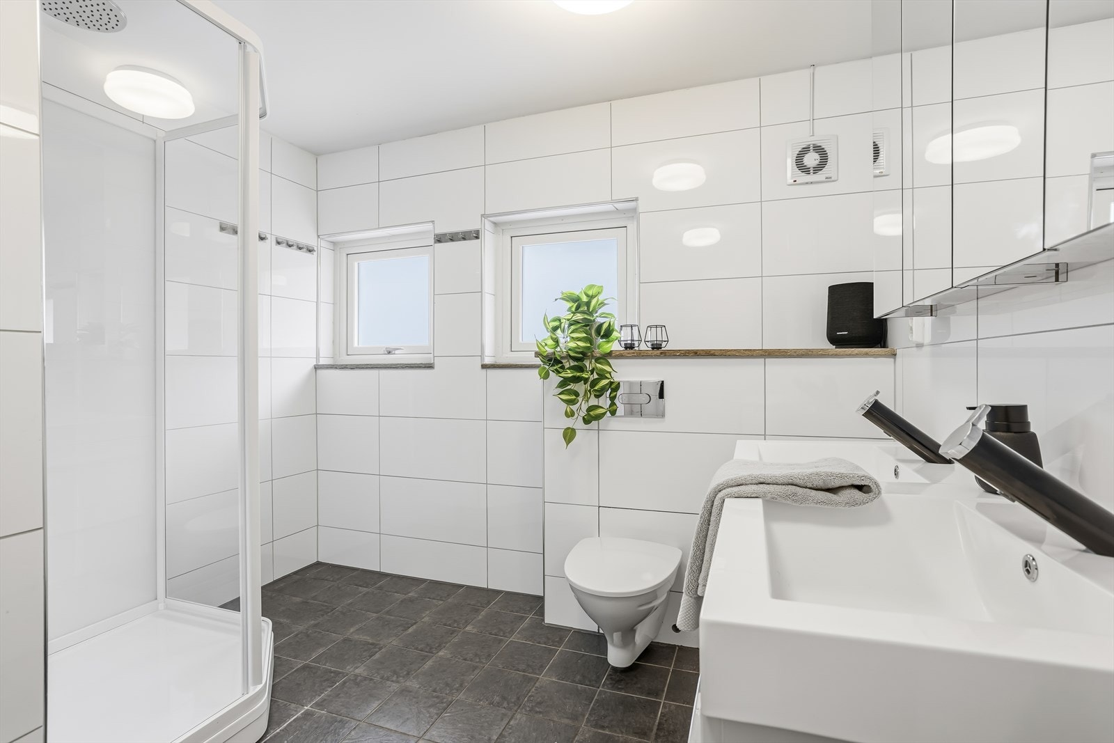Romslig, helfliset bad med varmekabler i gulv og nytt dusjkabinett. Galleribilde