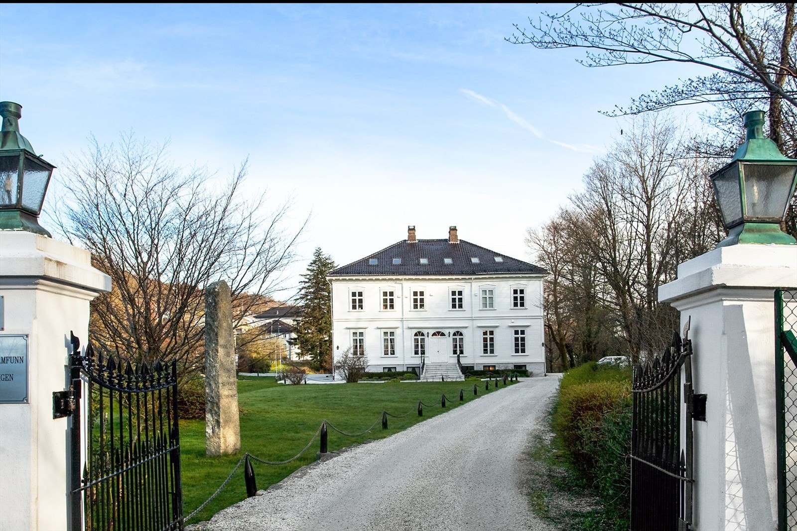 Den ærverdige Kommandantboligen i Gravdal er en liten spasertur unna. Galleribilde