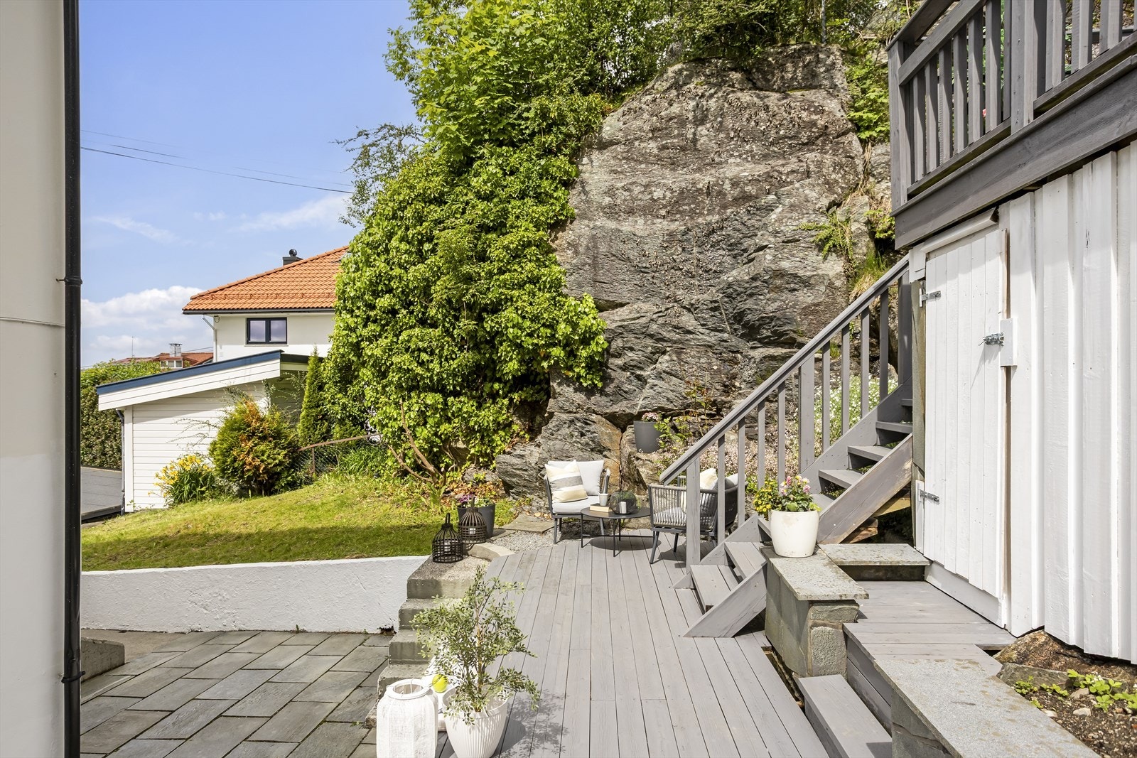 Det er etablert en ny trapp opp til den flotte treterrassen på baksiden av huset. Galleribilde