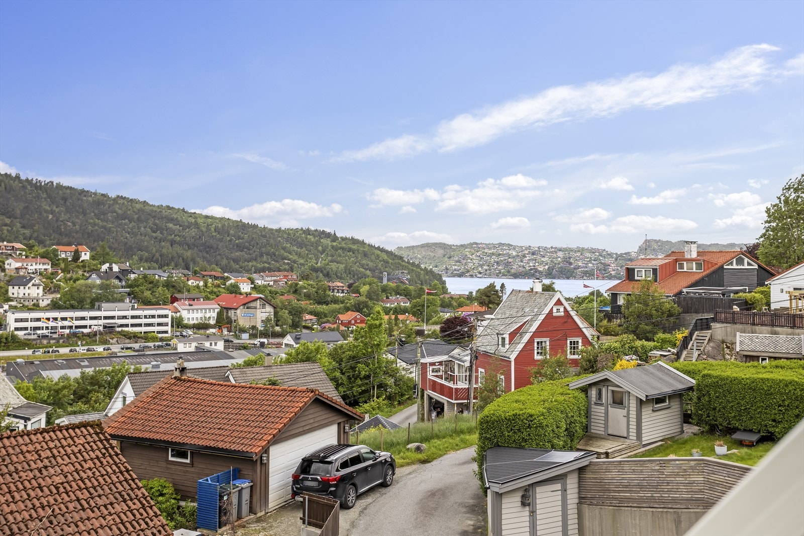 Fra eiendommen er det flott og vidstrakt utsikt mot Byfjorden, Askøy og Lyderhorn. Galleribilde