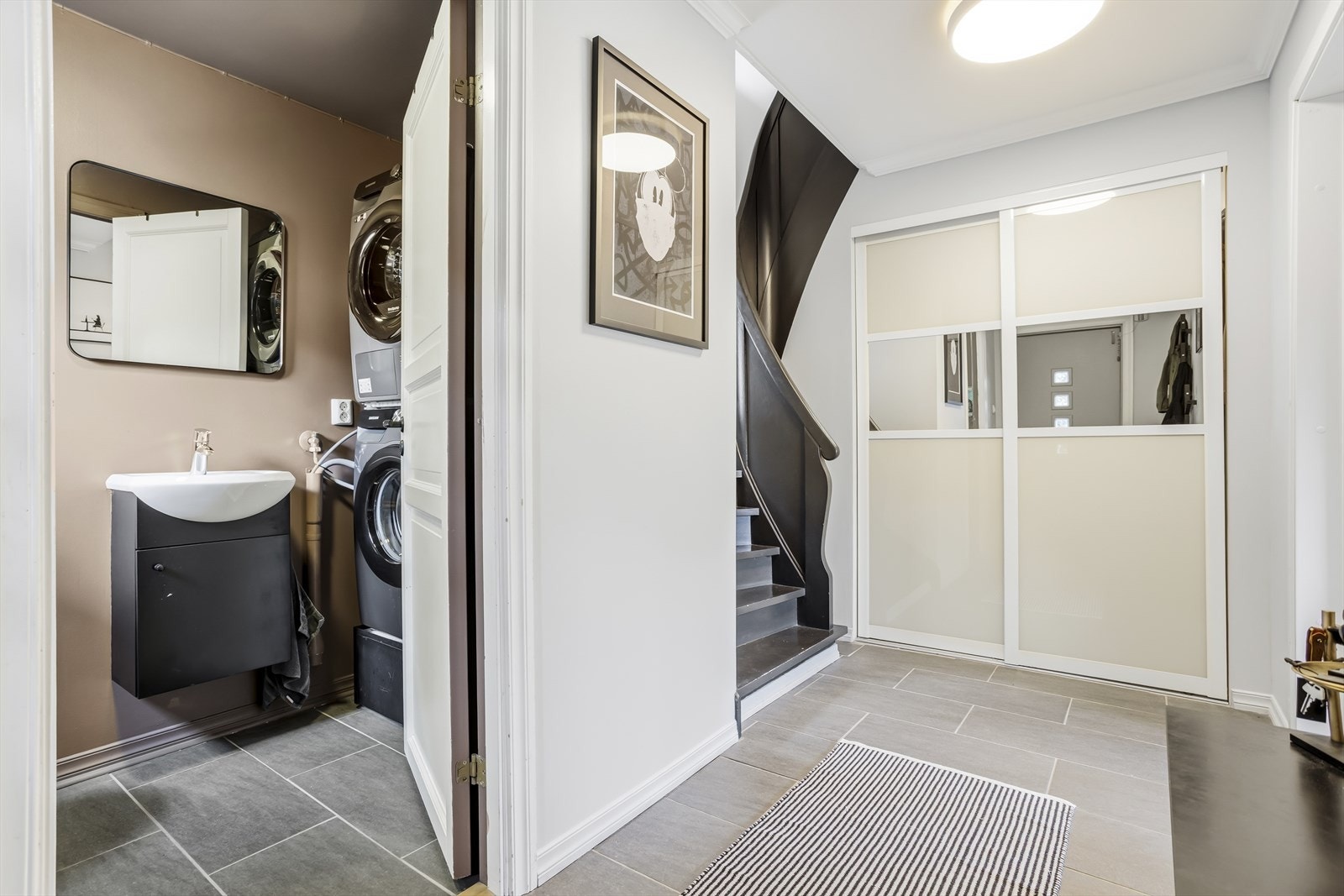 I gangen er det montert en pen skyvedørsgarderobe. Galleribilde