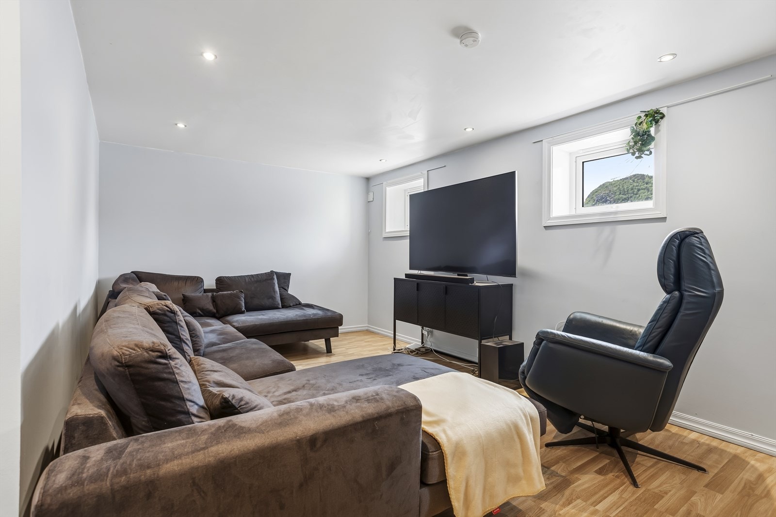 Stue med downlights i himling. Galleribilde