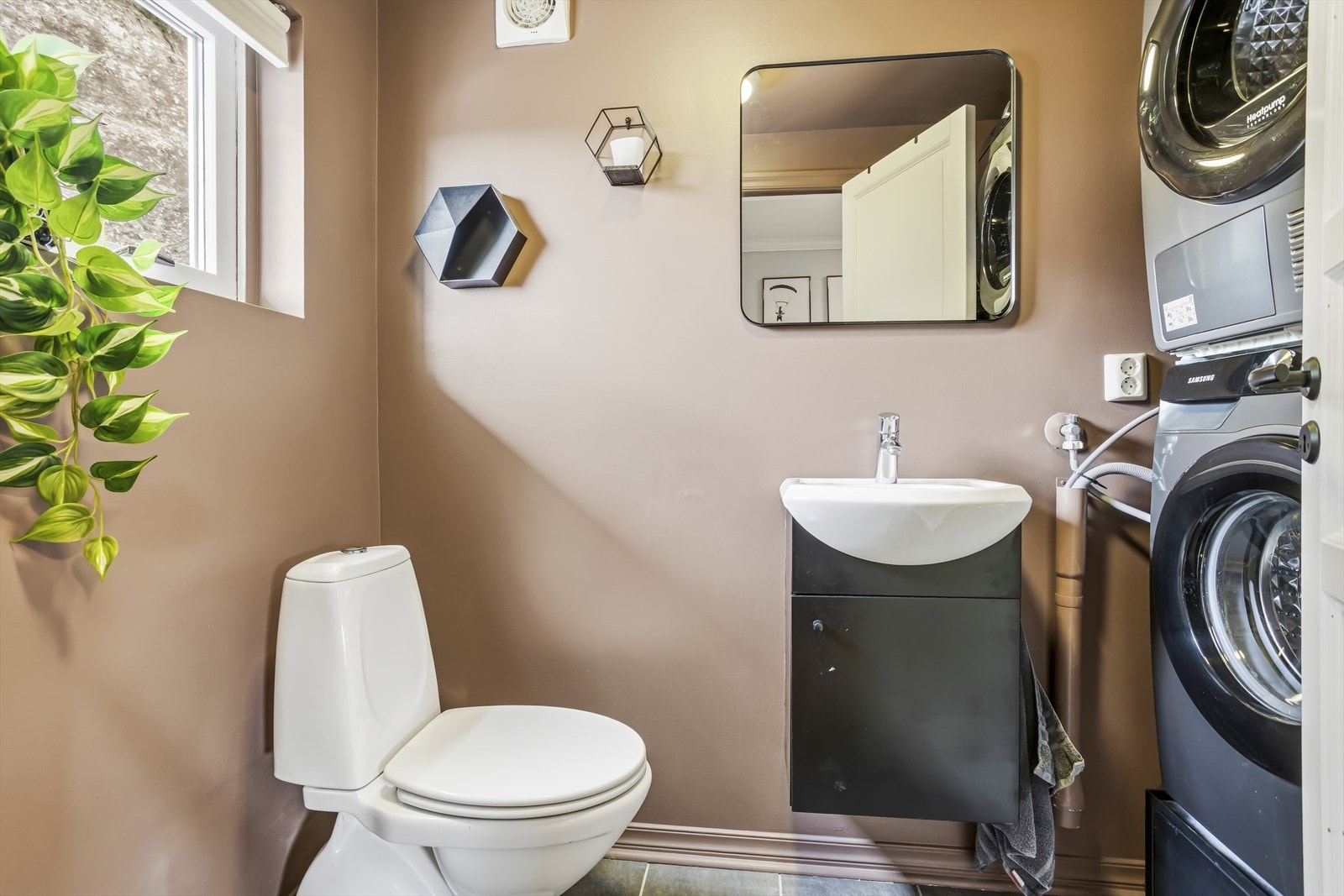 Kombinert vaskerom og wc i boligens 1. etasje. Galleribilde
