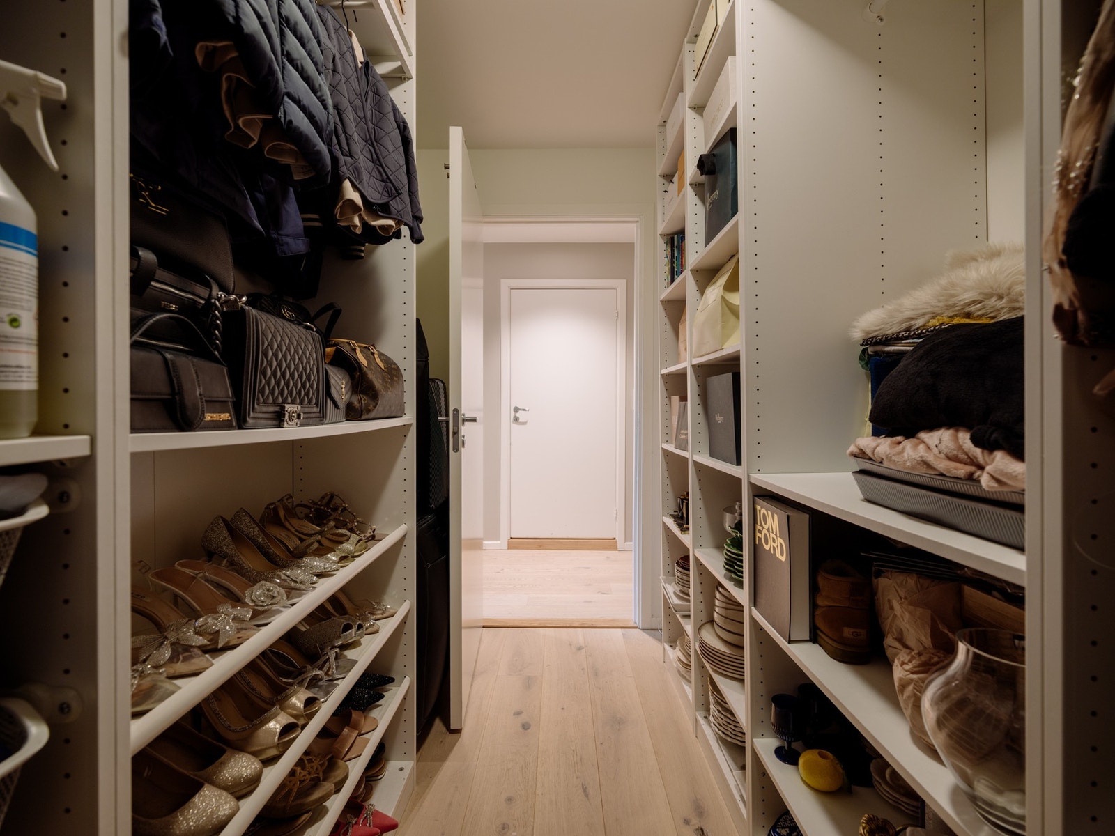 Her er det godt med plass til både garderobe og øvrig oppbevaring Galleribilde