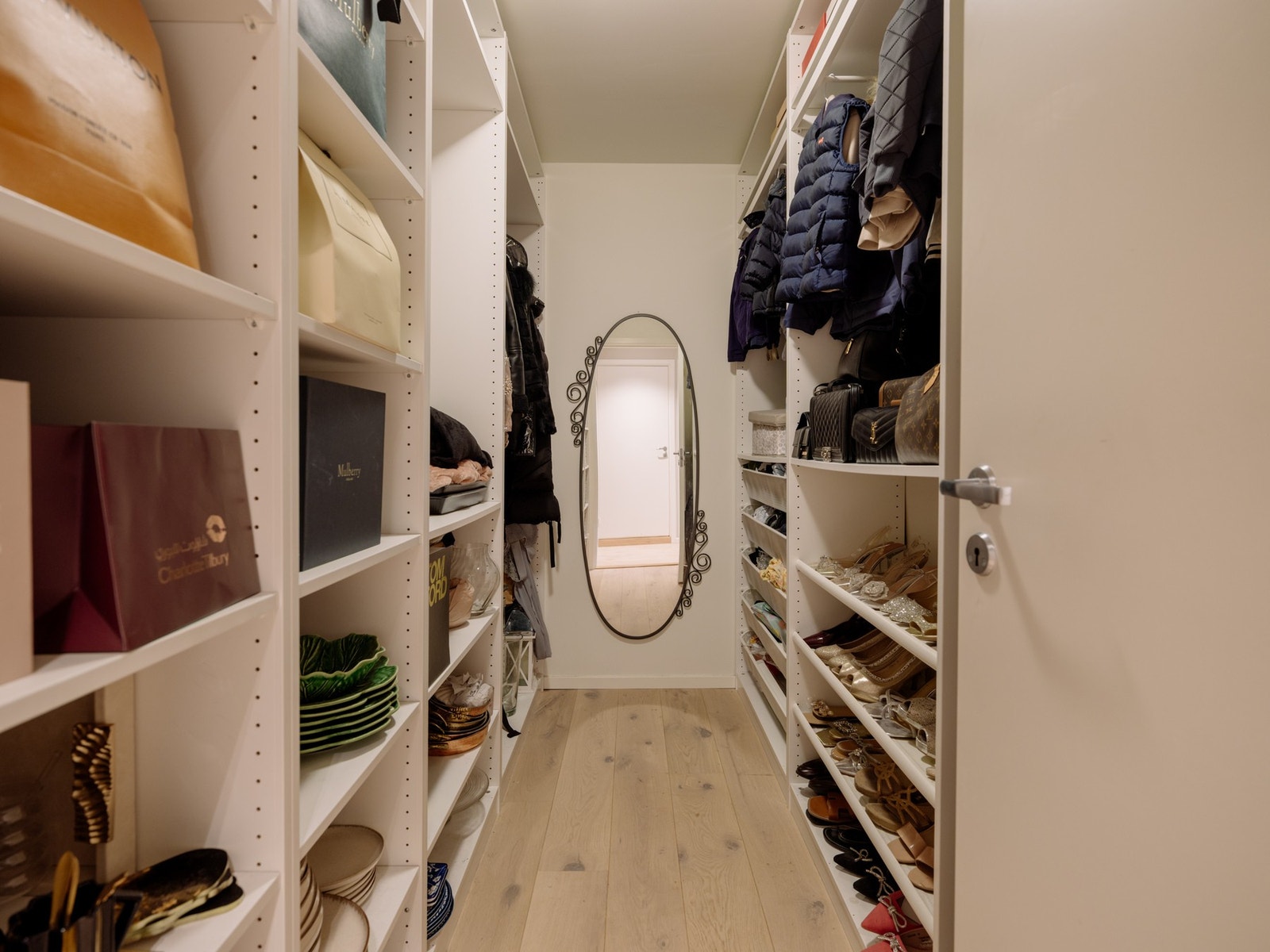 Walk-in-garderobe - Praktisk innvendig bod med svært gode oppbevaringsmuligheter Galleribilde
