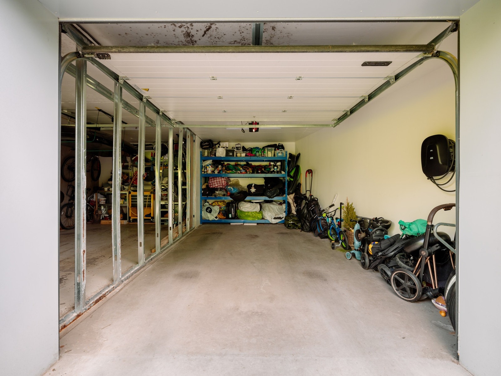 Utstyrt med lader og med god plass til oppbevaring. Garasjen er oppmålt til 19 m² av takstmann Galleribilde