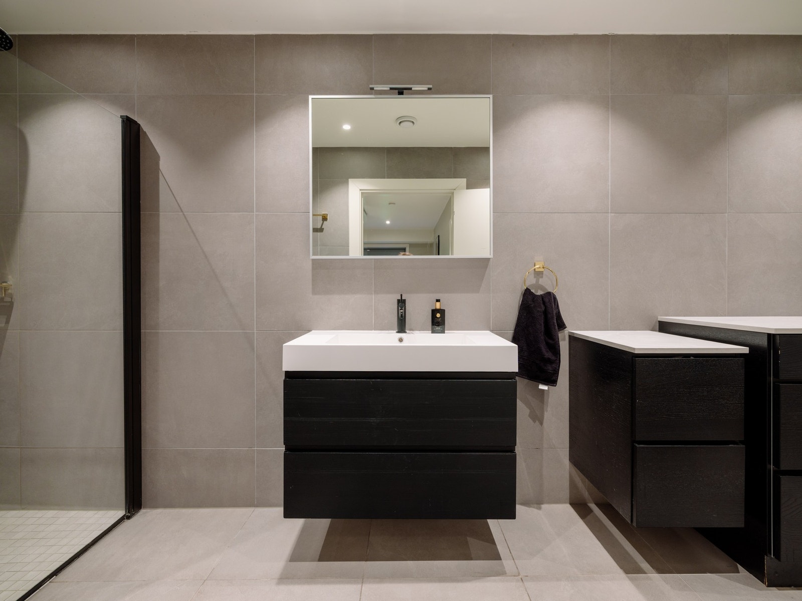 Badet holder en moderne standard i tråd med boligens øvrige uttrykk Galleribilde