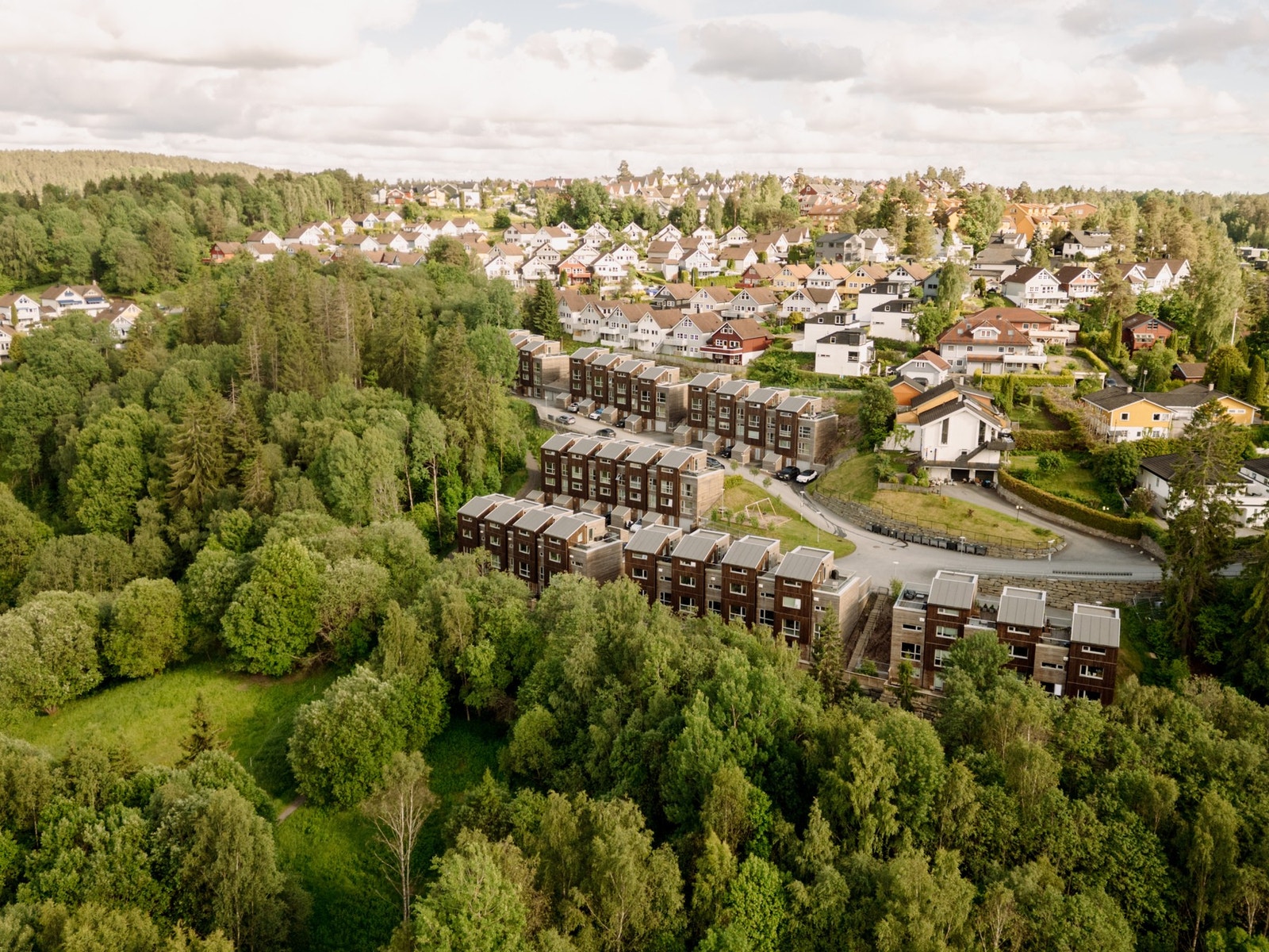 Oversiktsbilde av det attraktive boligområdet. Mellom skog, villabebyggelse og gode rekreasjonsmuligheter Galleribilde