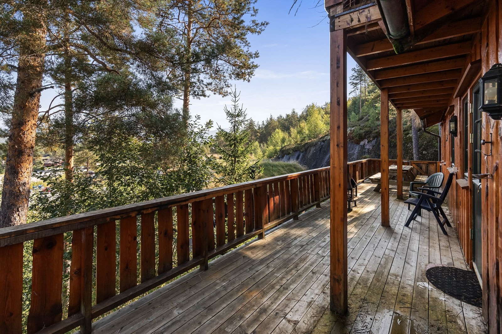 Uteplassen/terrassen er meget usjenert og man har fint utsyn over Vrådal og skisenteret. Ypperlig for en aktiv familie hvor barna kan komme seg til og fra anlegget selv! Galleribilde