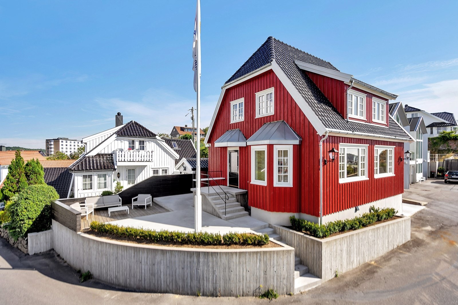 Totalrenovert bolig med høy standard, og en uteplass som gjør husholdet like enkelt som en leilighet... Galleribilde