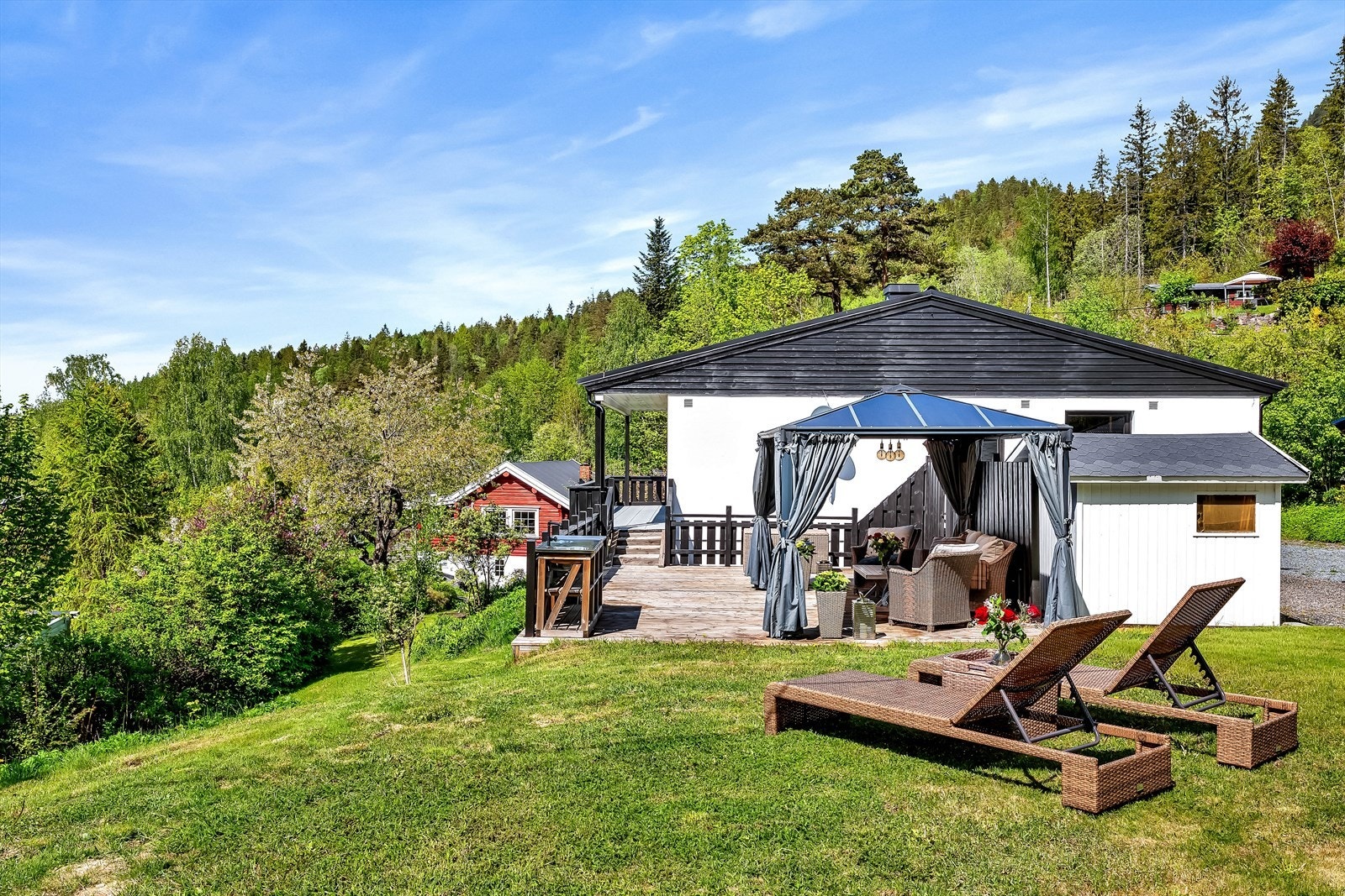 Uteområdet byr på en stor og solrik terrasse med god plass til både spisegruppe og loungemøbler. Her kan man nyte lange sommerdager i rolige omgivelser. Galleribilde