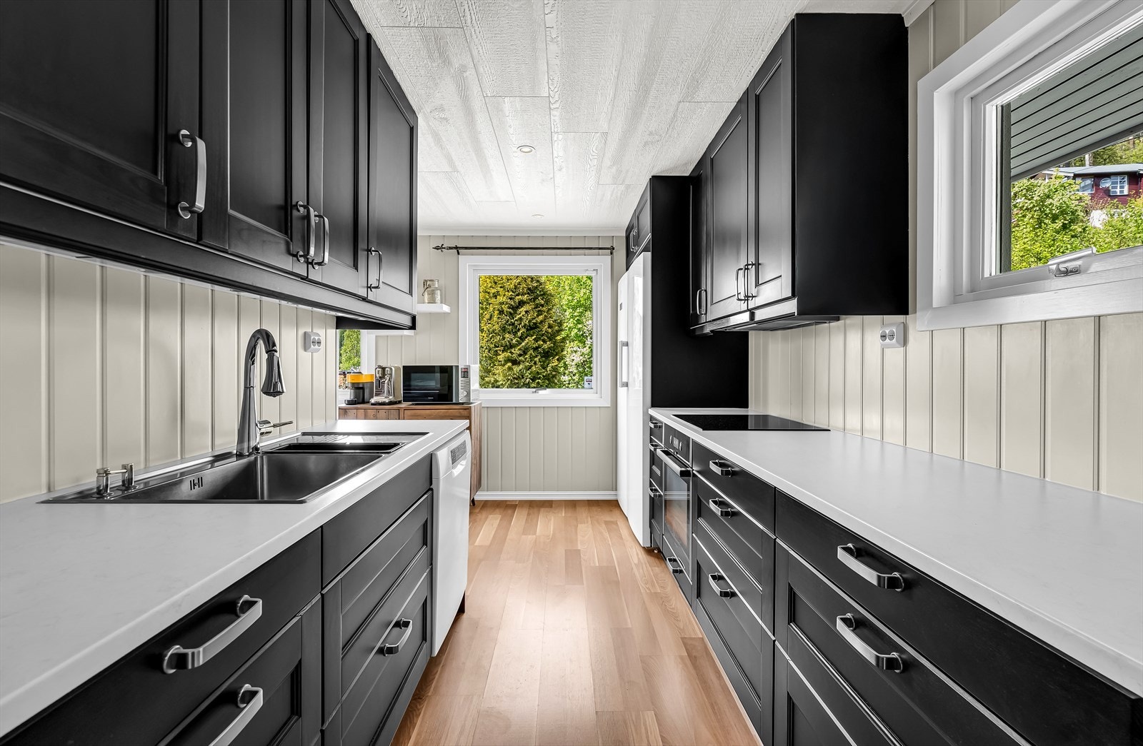 Kjøkkeninnredning fra IKEA med profilerte fronter, laminat benkeplate og nedfelt stål 1 1/2-kum. Galleribilde