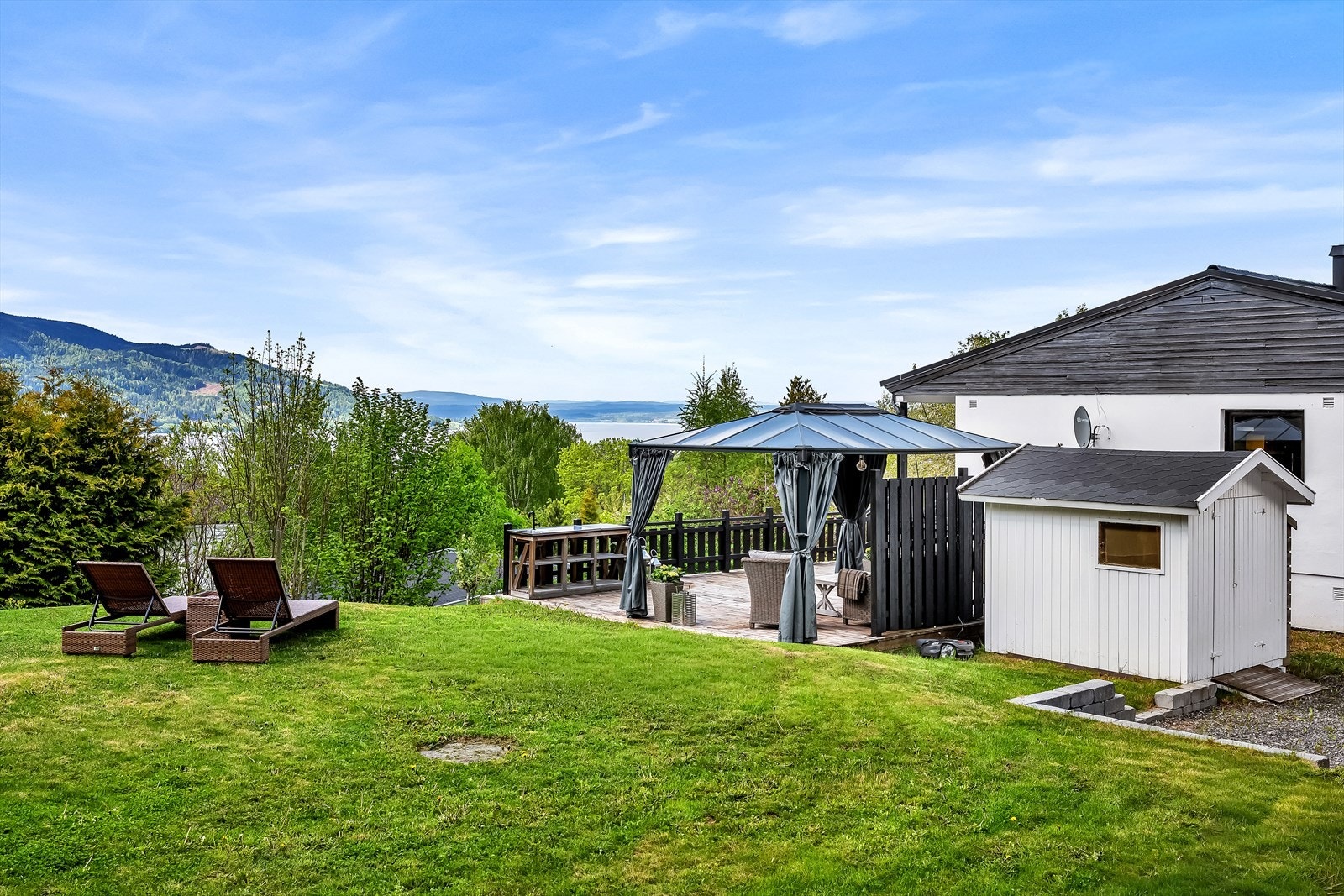 Eiendommen har en landlig og trivelig beliggenhet med nydelig utsikt over Tyrifjorden.
Fotograf: Havård Daee Rognli. Galleribilde