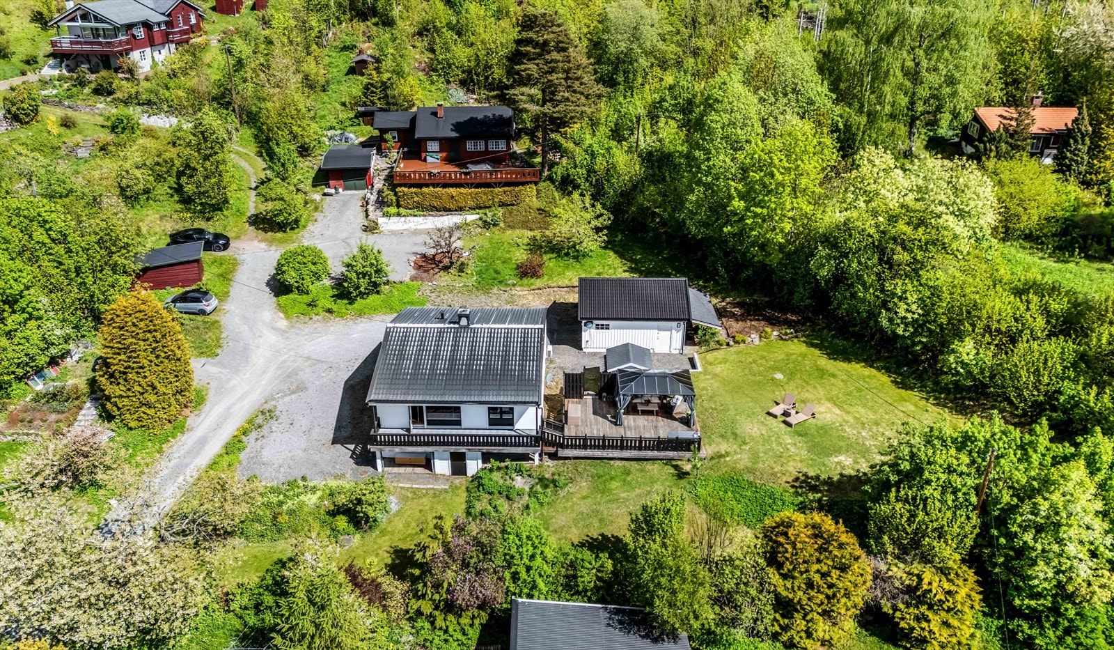 Eiendommen har en eiet tomt på ca. 1 331 m² med gode muligheter for både lek, hage og hyggelige uteopphold. Galleribilde