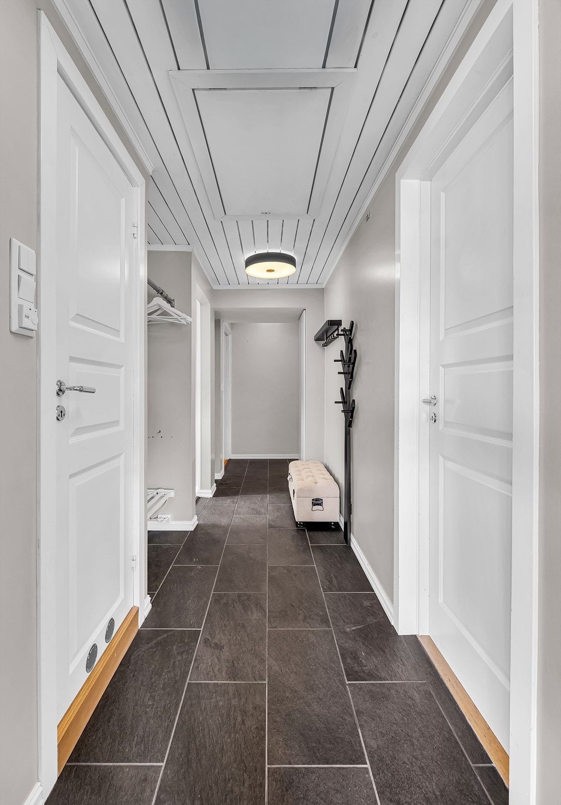 Fra entréen kommer du inn i en romslig trappegang som gir adkomst til etasjens rom og videre forbindelse til de øvrige planene i boligen. Galleribilde