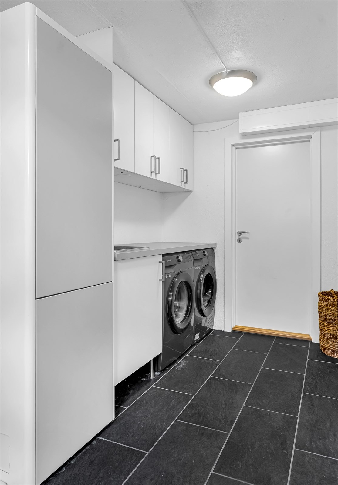 Det som tidligere var et matbod i kjeller er nå omgjort til et vaskerom i senere tid og betegnes som tilleggsdel. Vaskerom enkelt pusset opp med egeninnsats. Ikke oppført som våtrom etter dagens krav. Galleribilde