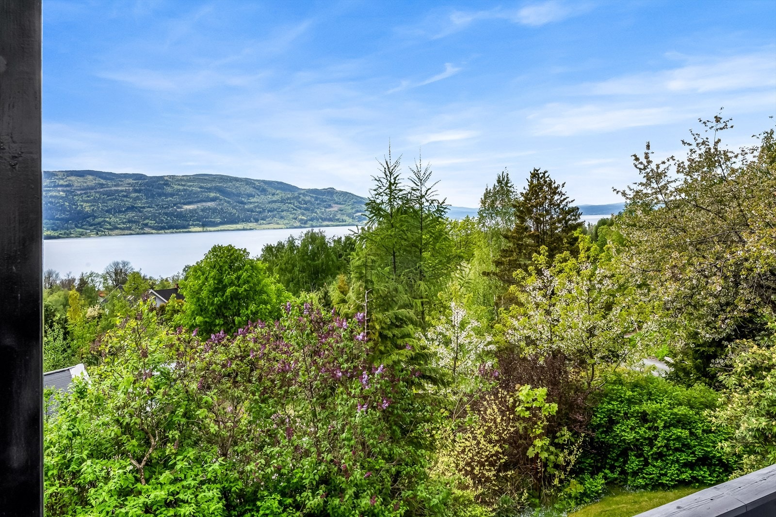 Stuen byr på flott utsyn mot Tyrifjorden. Galleribilde