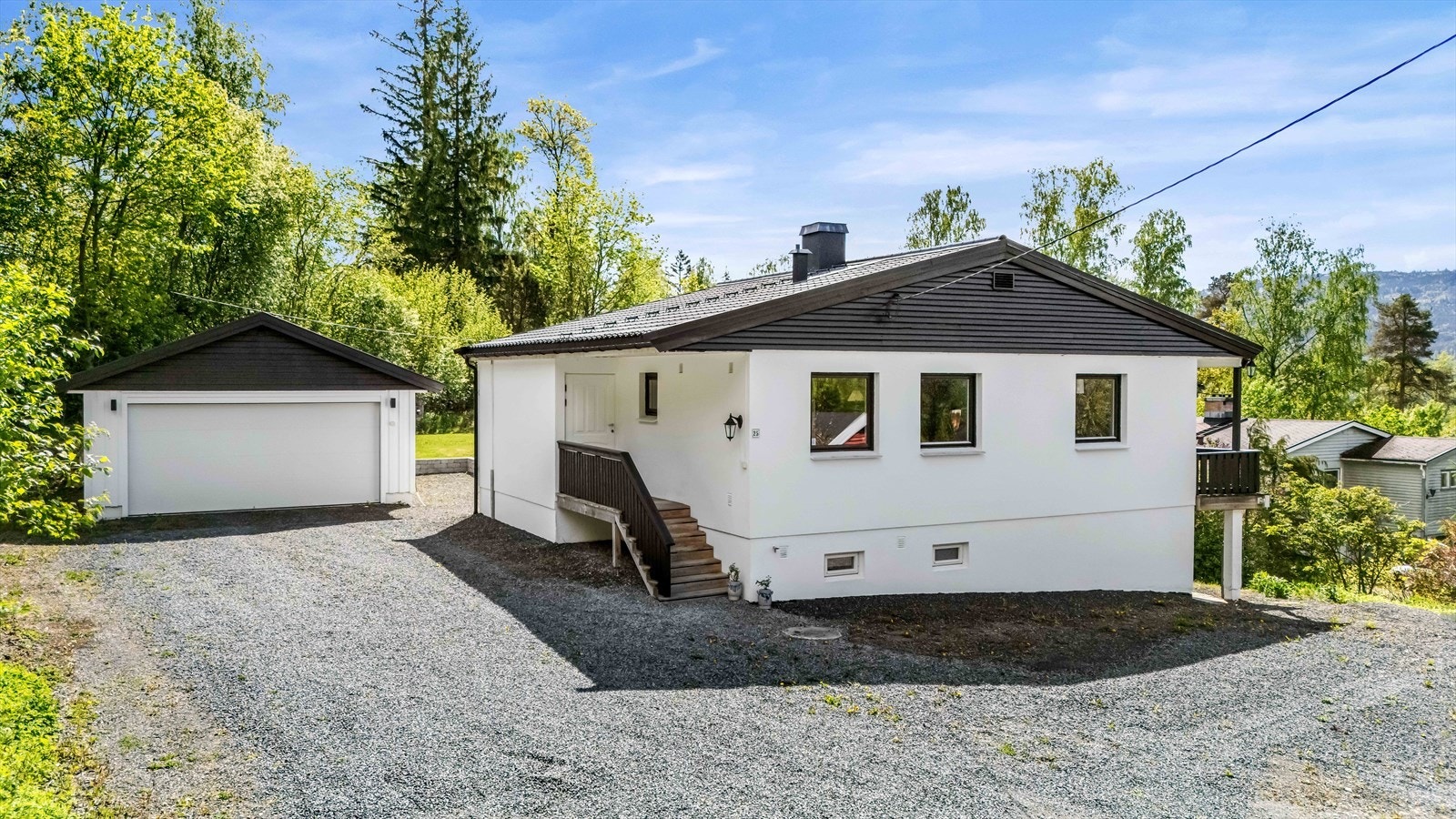 Parkering i isolert dobbelgarasje av typen Igland fra 2018 m/ el-bil lader. Galleribilde