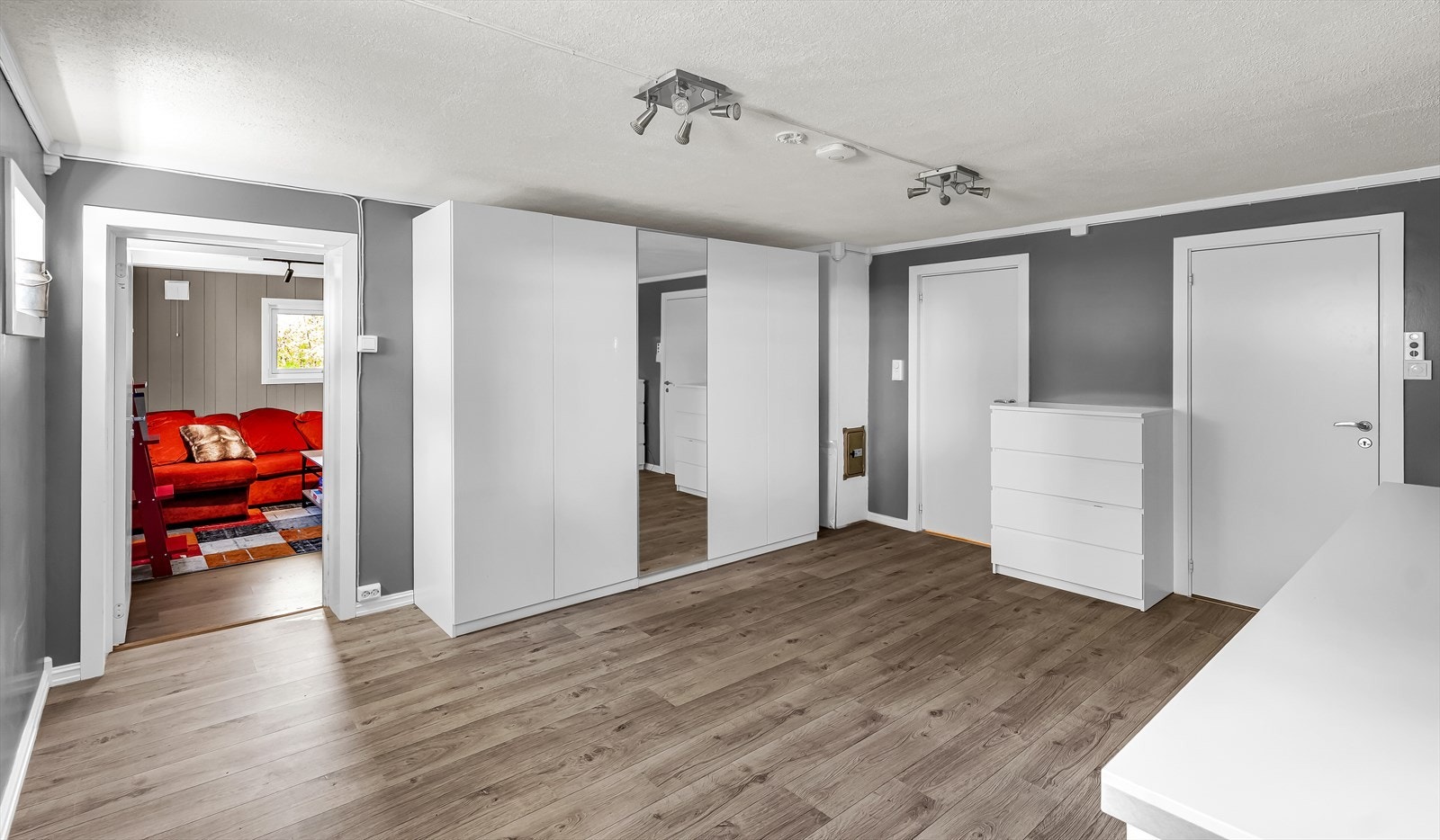 I nyere tid er det oppført et vindfang i underetasjen ved kjellerstuen. Tiltaket er oppført uten byggemelding og mangler godkjenning fra kommunen. Galleribilde
