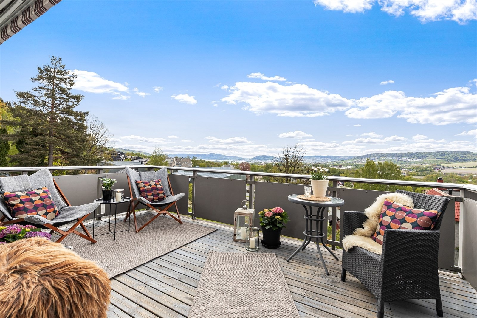Fra stuen er det utgang til en terrasse på 14 m² med nydelig utsikt og god plass til møblering. Galleribilde