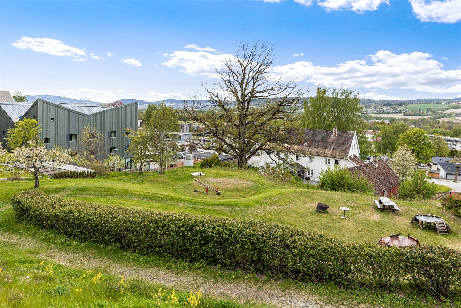 Fellesarealene er pent opparbeidet med grøntområder og lekeplass. Galleribilde