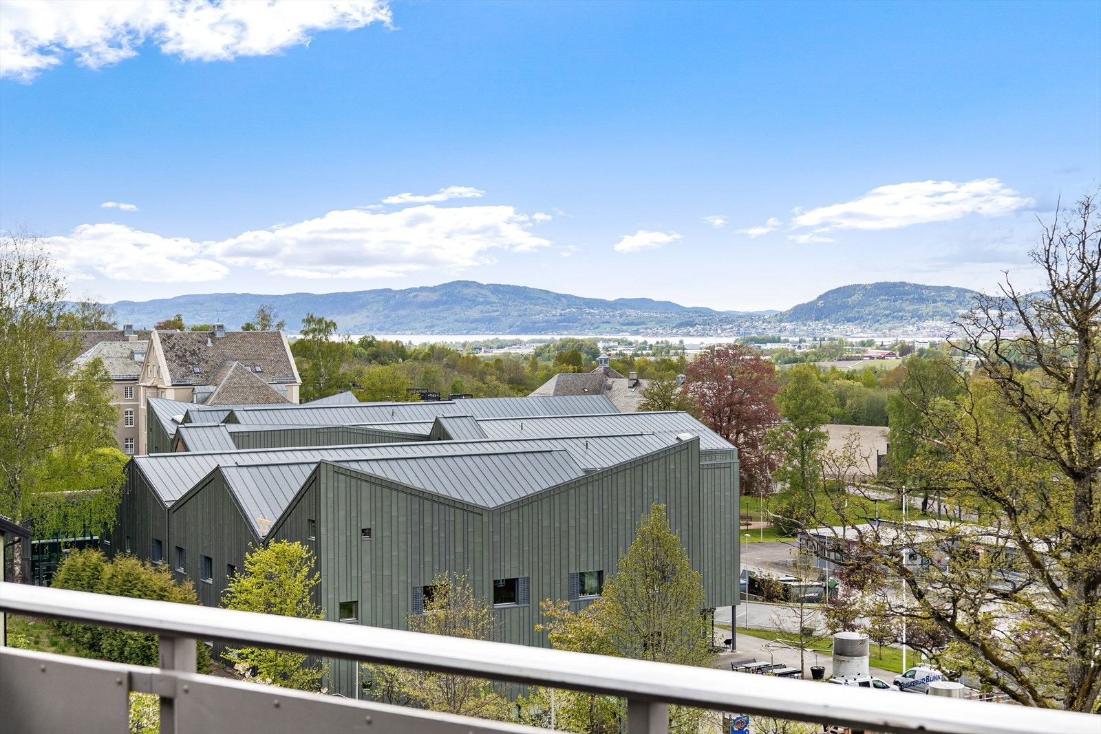 Det er kort vei til flere skoler og barnehager, blant annet Lierbyen skole (0.7 km) og Foss barnehage (0.5 km). Galleribilde
