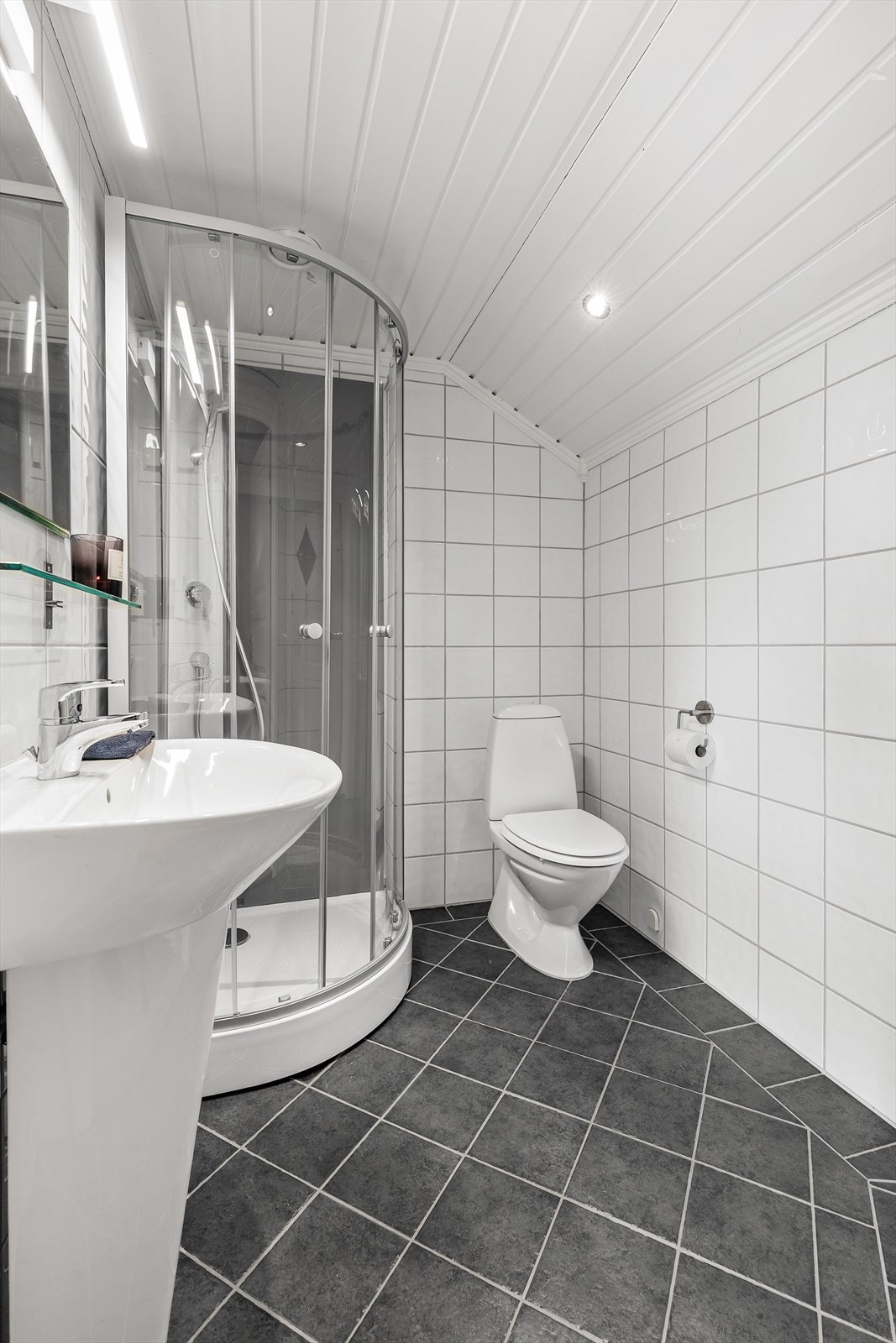 Badet på loftet har flislagt gulv med elektriske varmekabler for god komfort. Galleribilde