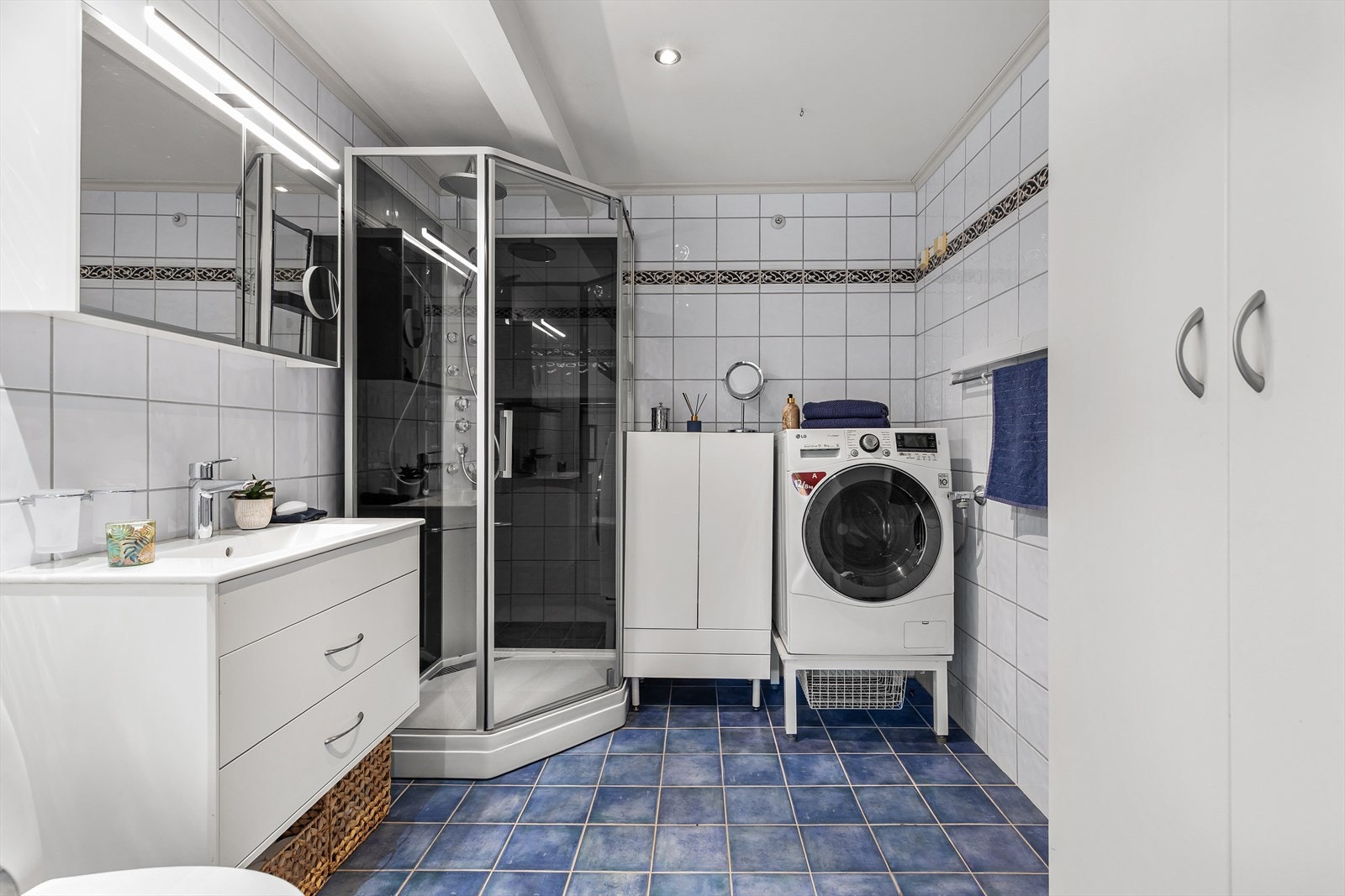 Badet i hovedetasjen har flislagt gulv med vannbåren gulvvarme og opplegg for vaskemaskin. Galleribilde