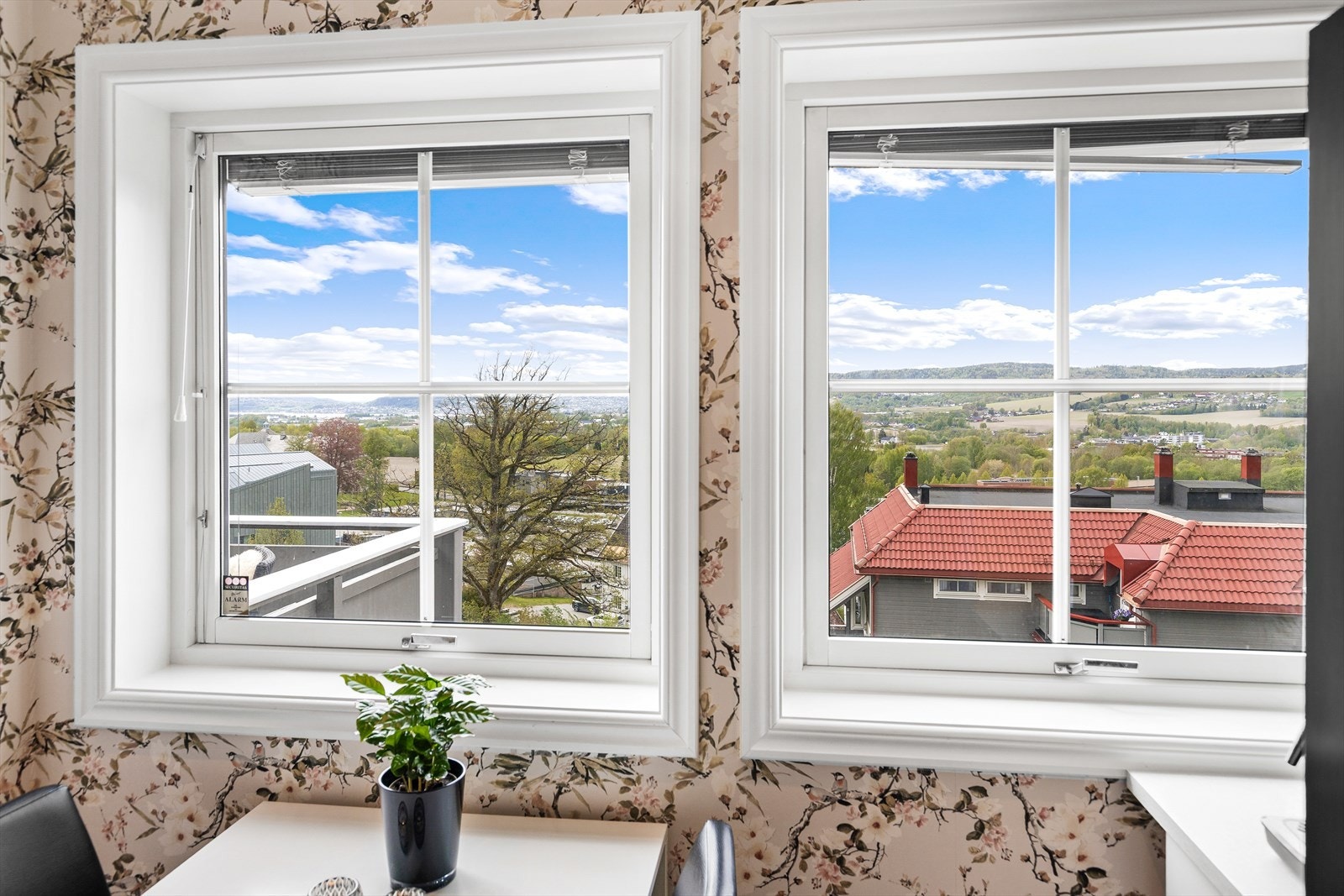 Vinduene i boligen er malte trevinduer med 2-lags glass. Galleribilde