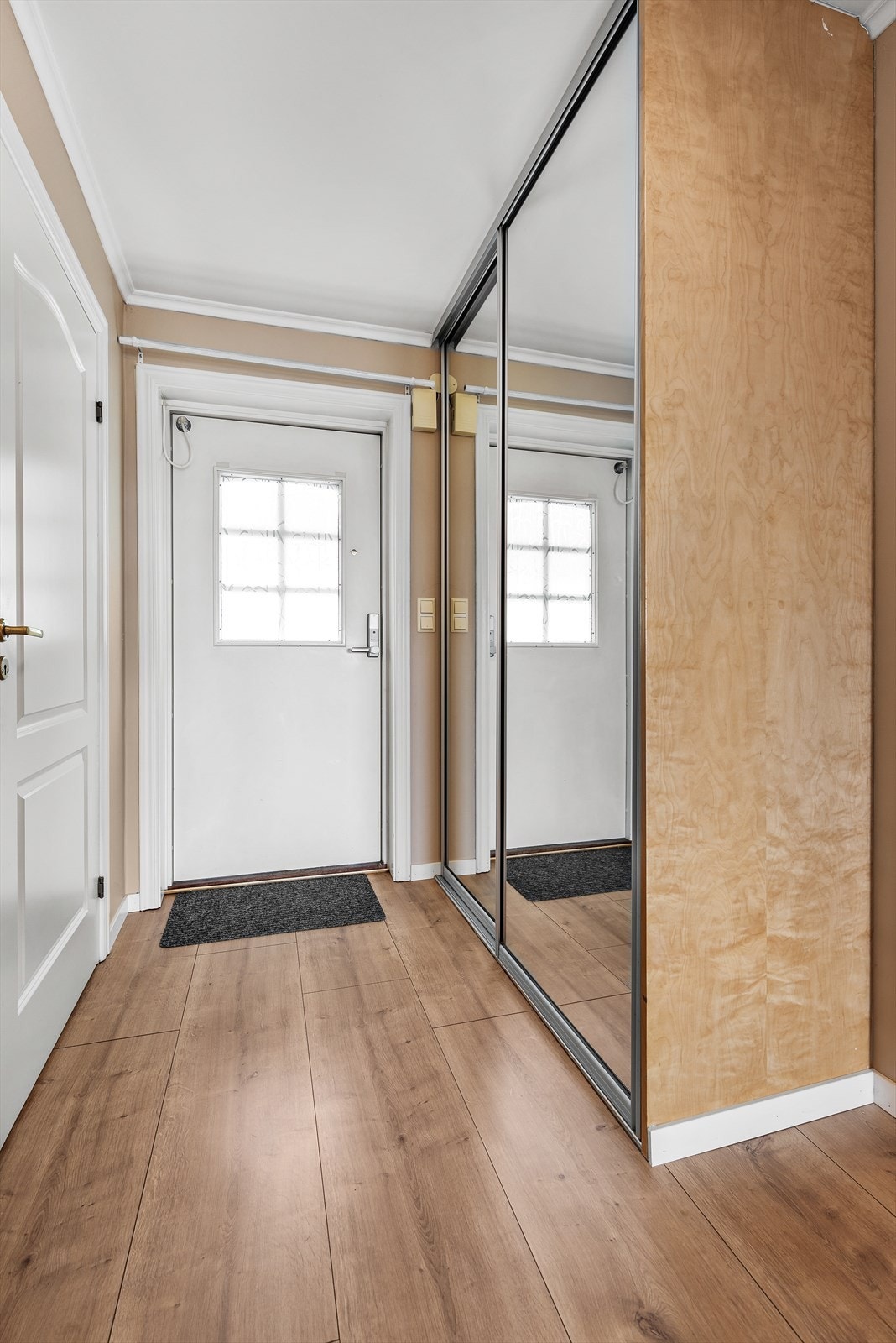 Entré med adkomst fra øvre terrengnivå. Skyvedørsgarderobe gir gode oppbevaringsmuligheter. Galleribilde