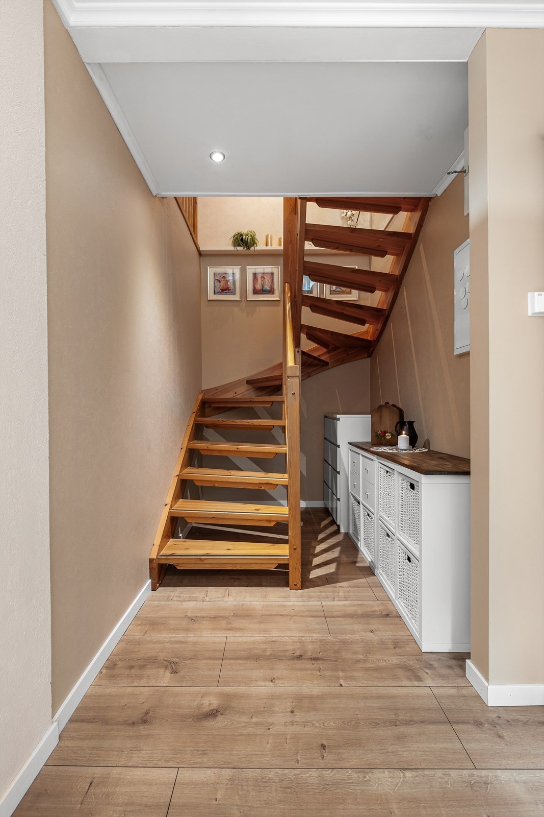 Tretrappen fører opp til loftsetasjen. Galleribilde