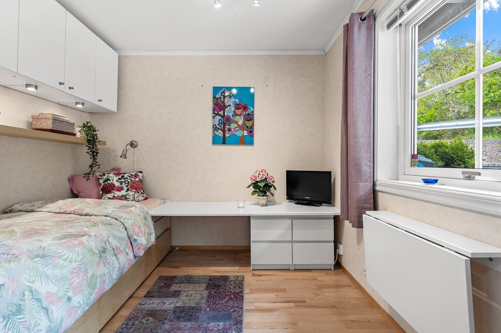 Et av de tre soverommene i hovedetasjen, med plass til seng og skrivebord. Galleribilde