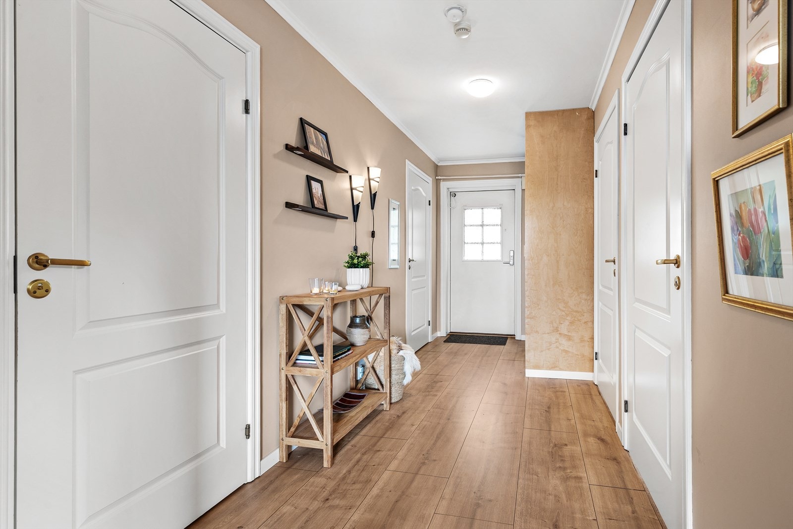 Lys og innbydende entré. Inngang til soverommene og bad fra entreen. Galleribilde