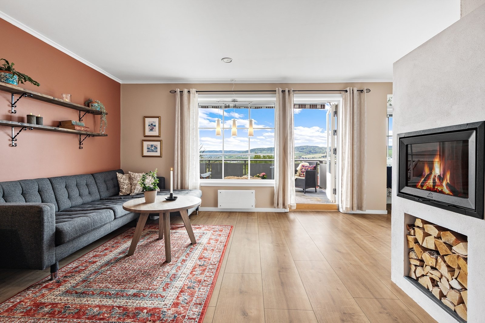 Stuen er malt i tidsriktige farger, har store vindusflater som gir rikelig med dagslys og usyn mot landskapet. Galleribilde