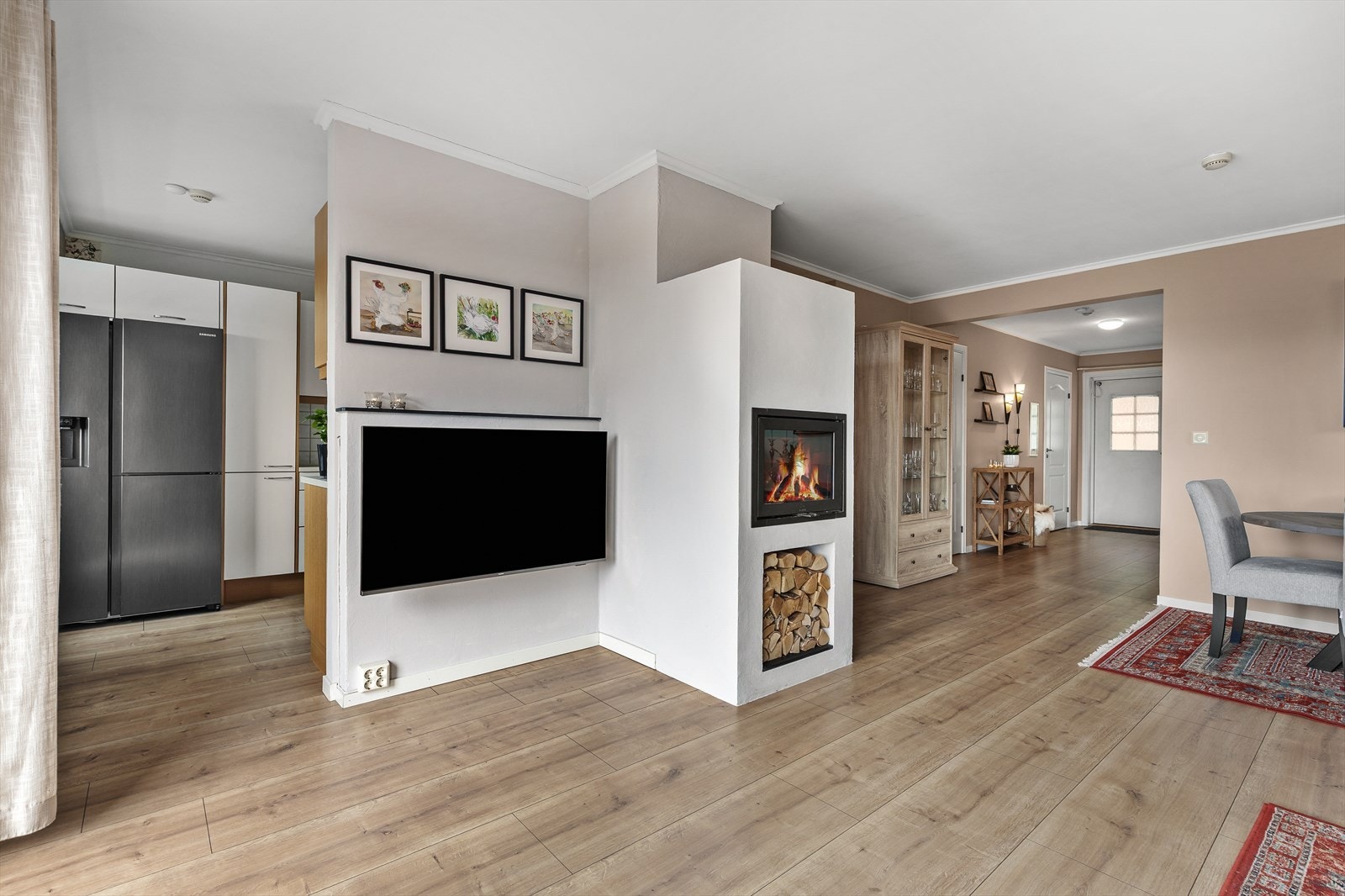 Stuen er et naturlig samlingspunkt, sentrert rundt den moderne peisen. Rommet har plass til både hjørnesofaog spisebord. Galleribilde