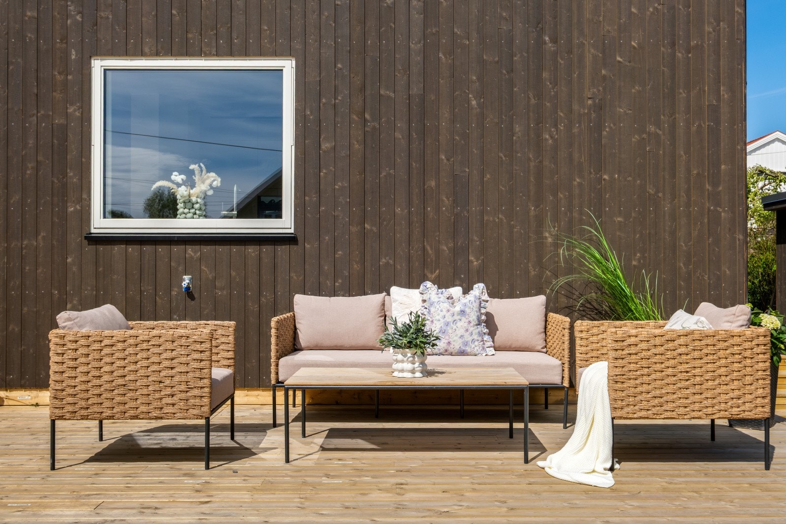 Terrassene er nybygget og tilpasset boligens moderne uttrykk Galleribilde