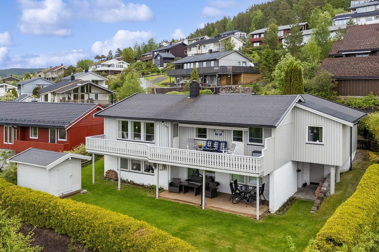 Fasade. Store deler av sokkel leies ut, 2 soverom 2 stuer m.m. Galleribilde