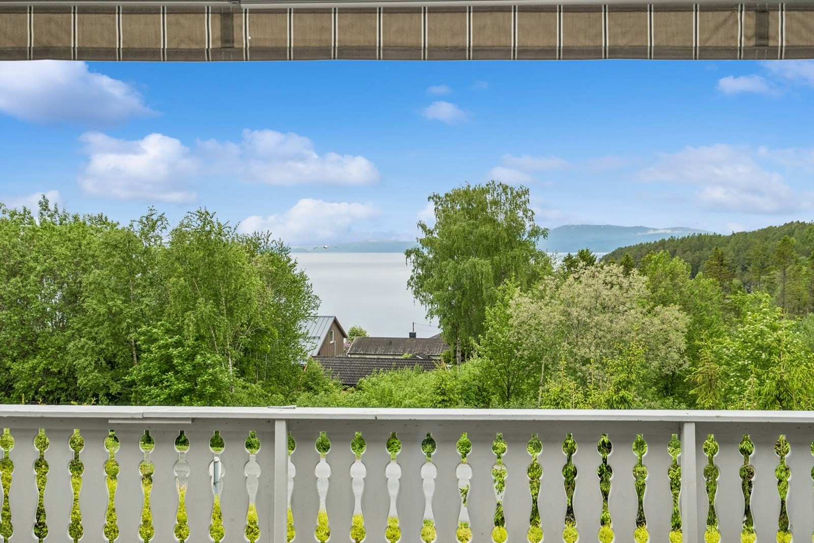 Utsikt fra Stue og terrasse 1 etg Galleribilde