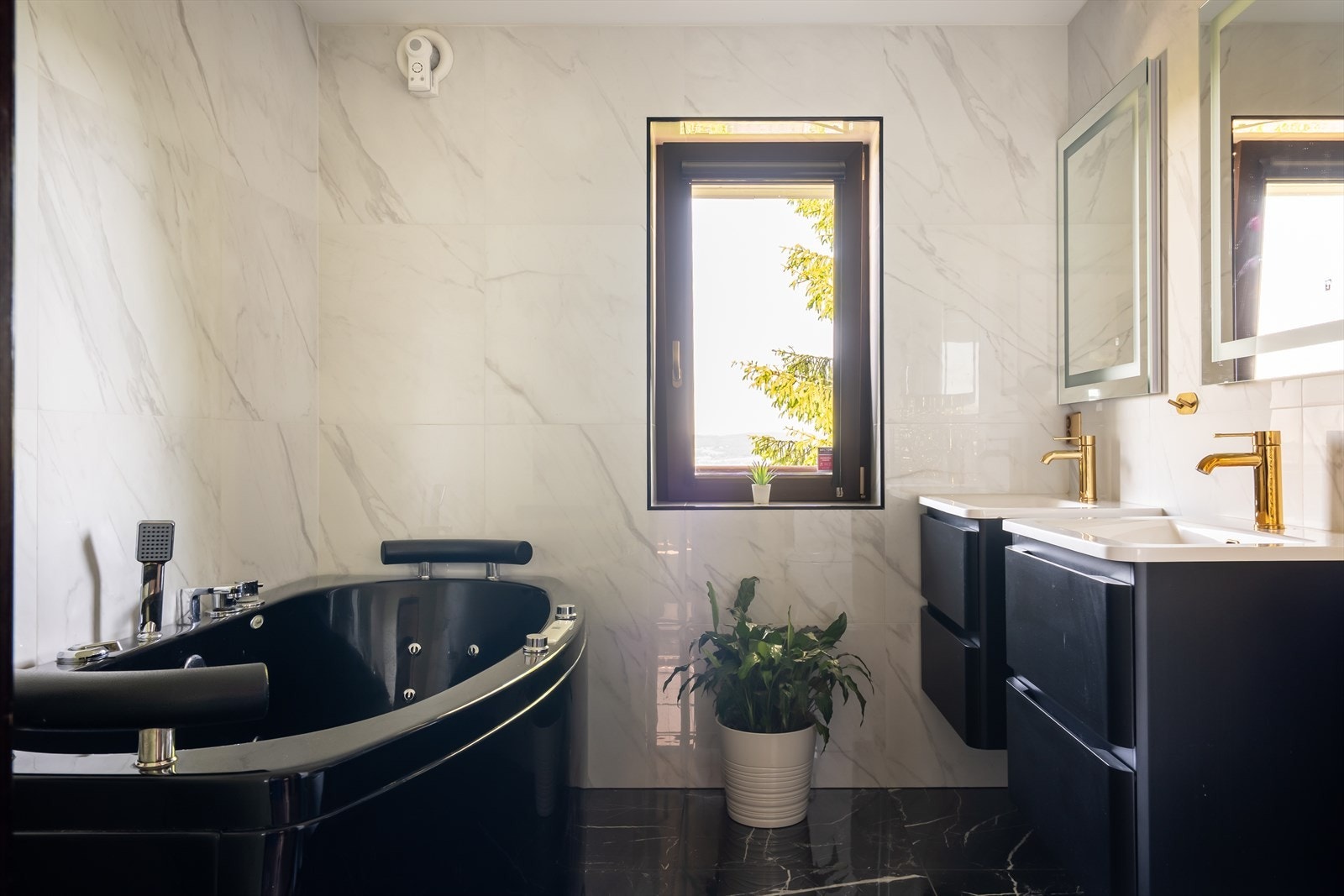 Badet i hovedetasjen er av god størrelse og har bobblebad, dobbelt servant og vegghengt toalett. Galleribilde
