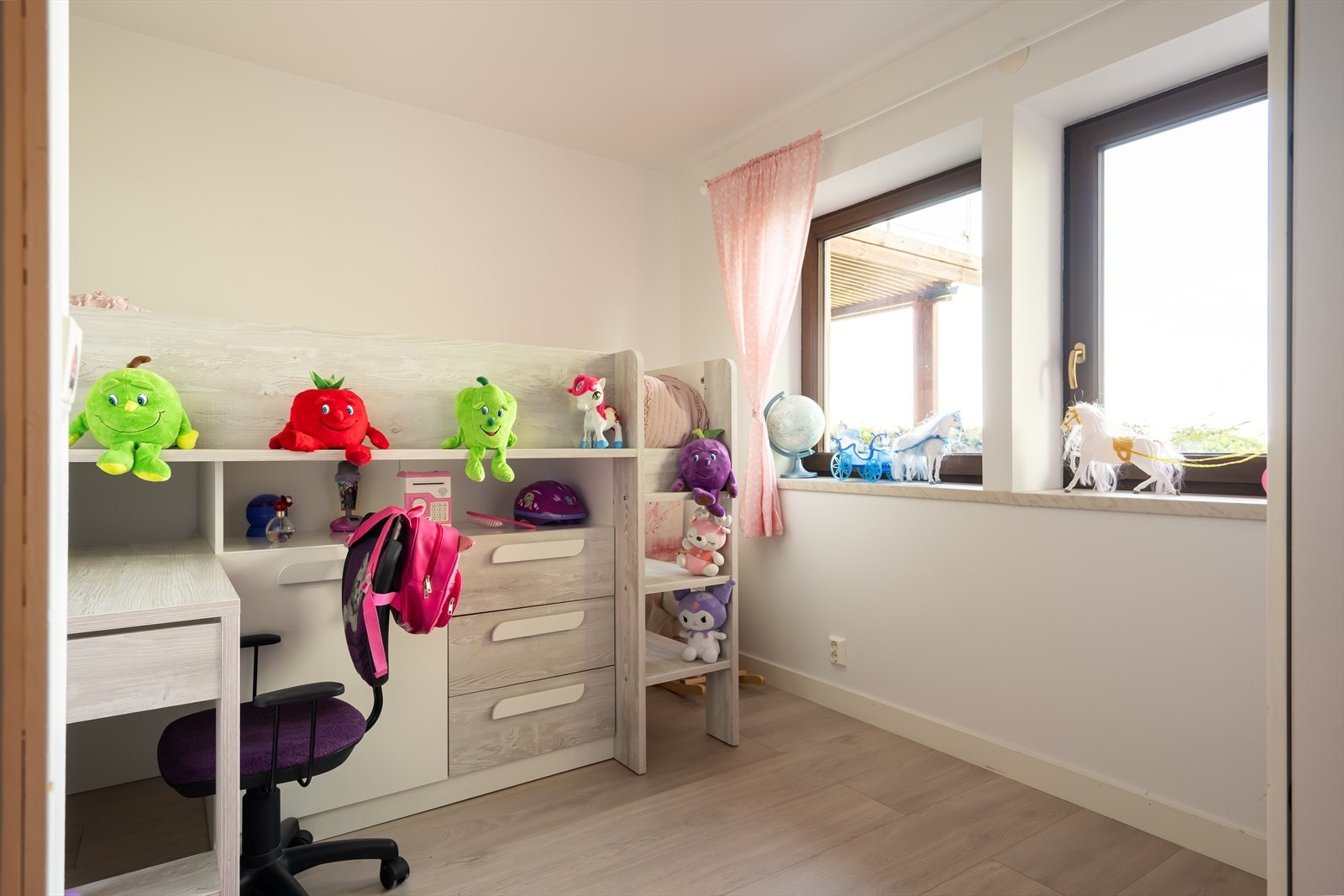 Soverom 3 ligger i underetasjen og har god plass til seng og garderobe. Galleribilde