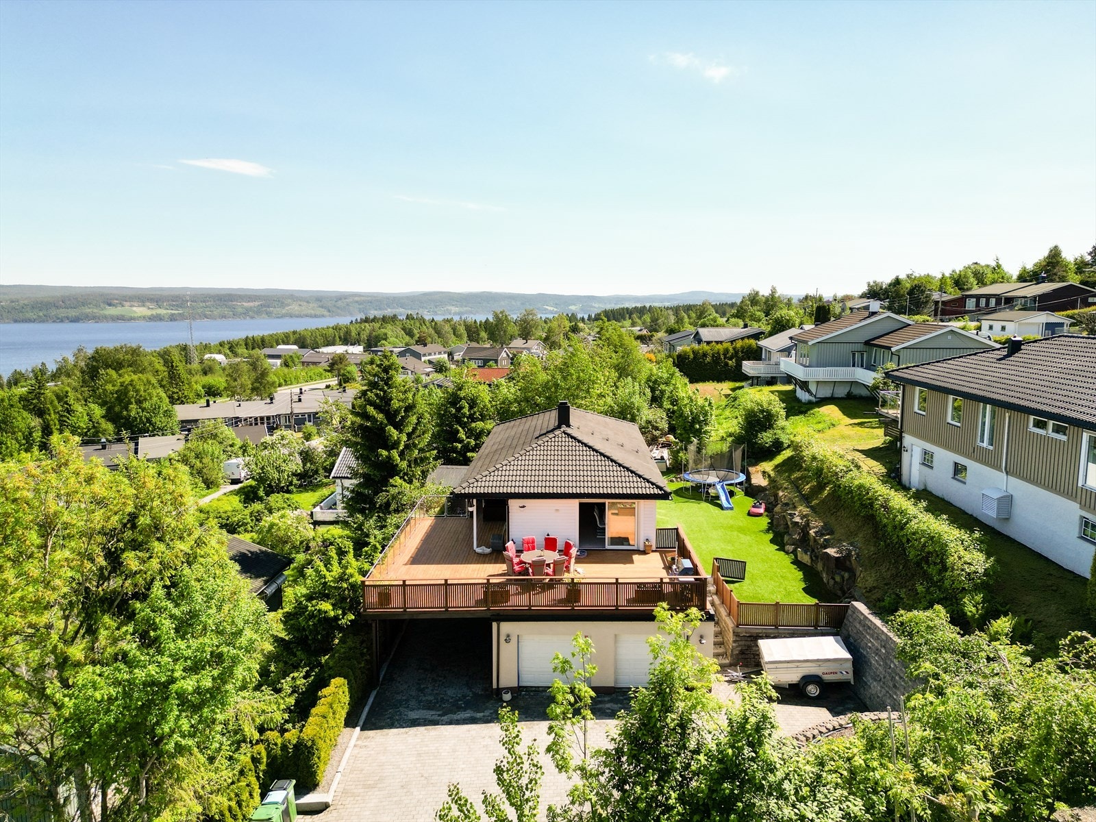 Innholdsrik enebolig som kan skilte med fantastisk utsikt over Øyern, integrert dobbeltgarasje, to bad, terrasse, og flotte uteområder med kunstgress. Galleribilde