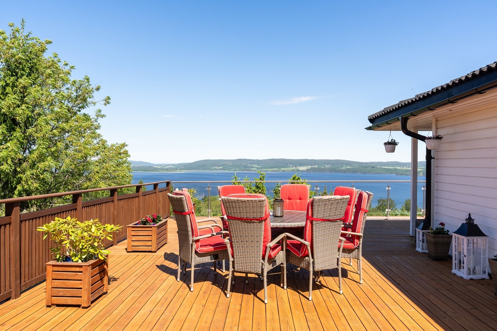 Fra stuen kommer du ut på en fantastisk terrasse med utsikt så langt øye kan se. Her har du gode solforhold hele dagen. Galleribilde